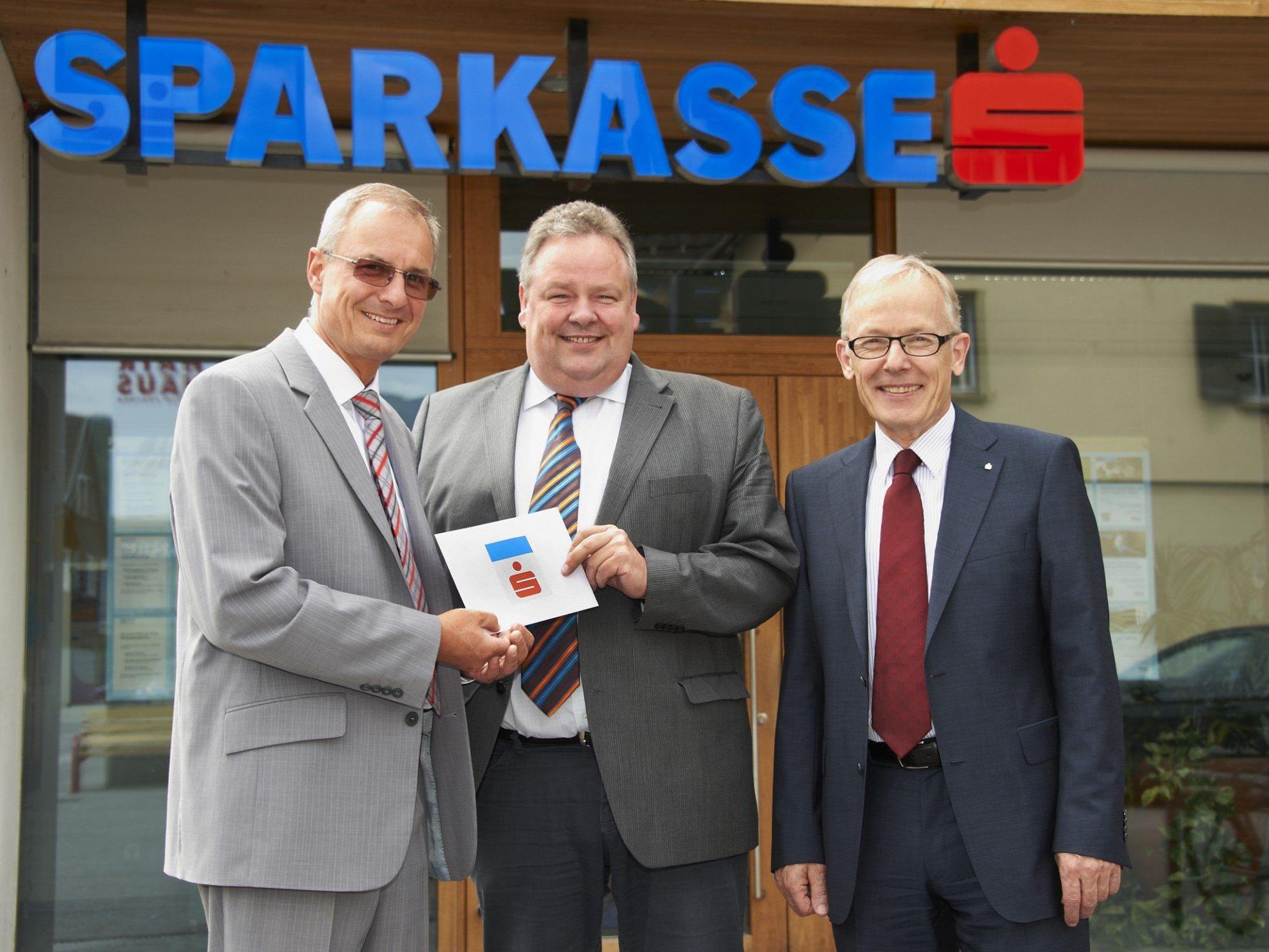 v.li.: Filialleiter Hubert Nägele, Bürgermeister Karl Wutschitz und Vorstandsdirektor Ronald Schrei.