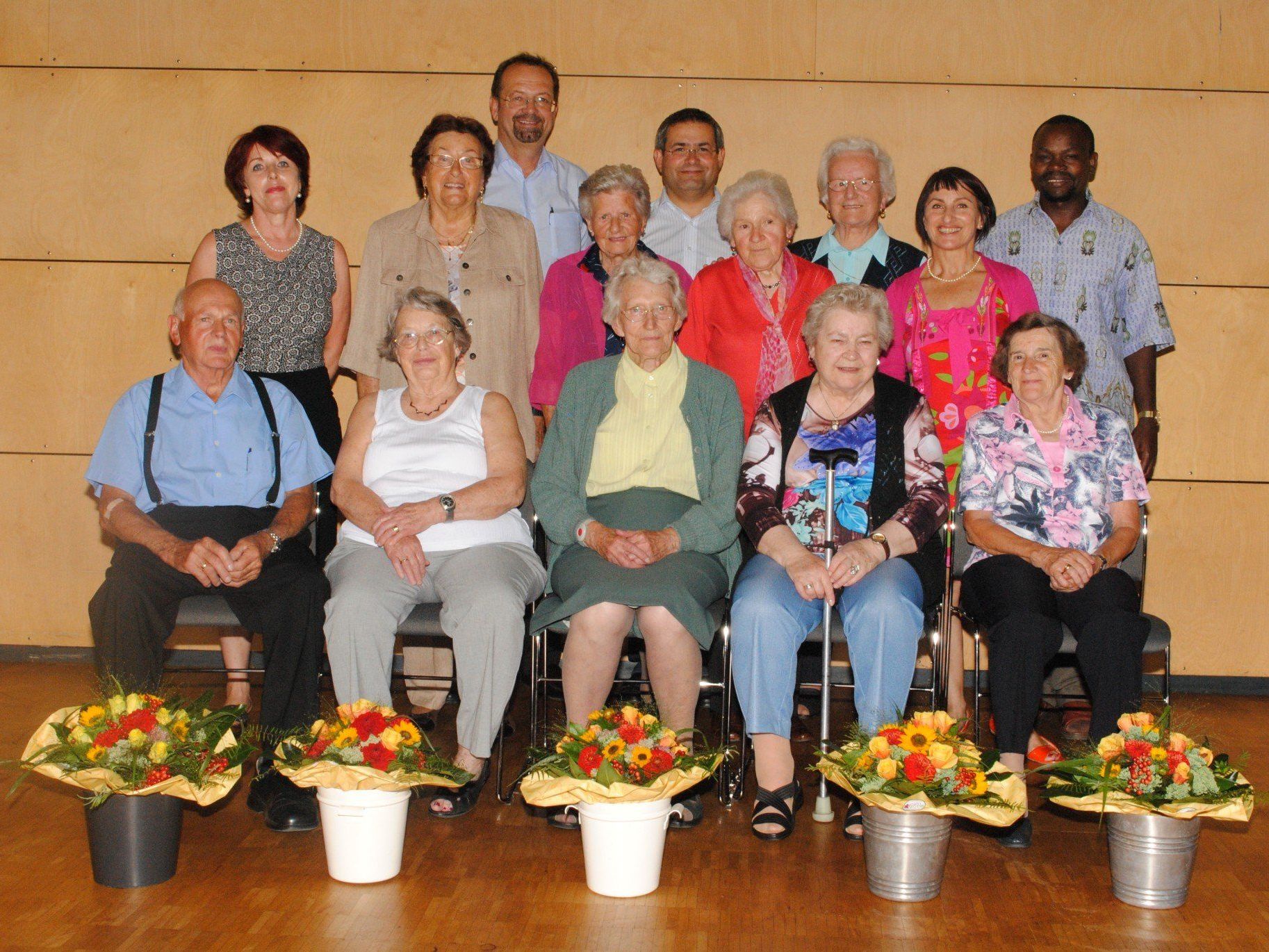 Die neun Geburtstagskinder mit Bürgermeister Rainer Siegele und Pfarrmoderator Romeo Pal, Pfarrassistent Richard Kipkem Langat und dem Organisationsteam. Die neun Geburtstagskinder mit Bürgermeister Rainer Siegele und Pfarrmoderator Romeo Pal, Pfarrassistent Richard Kipkem Langat und dem Organisationsteam.