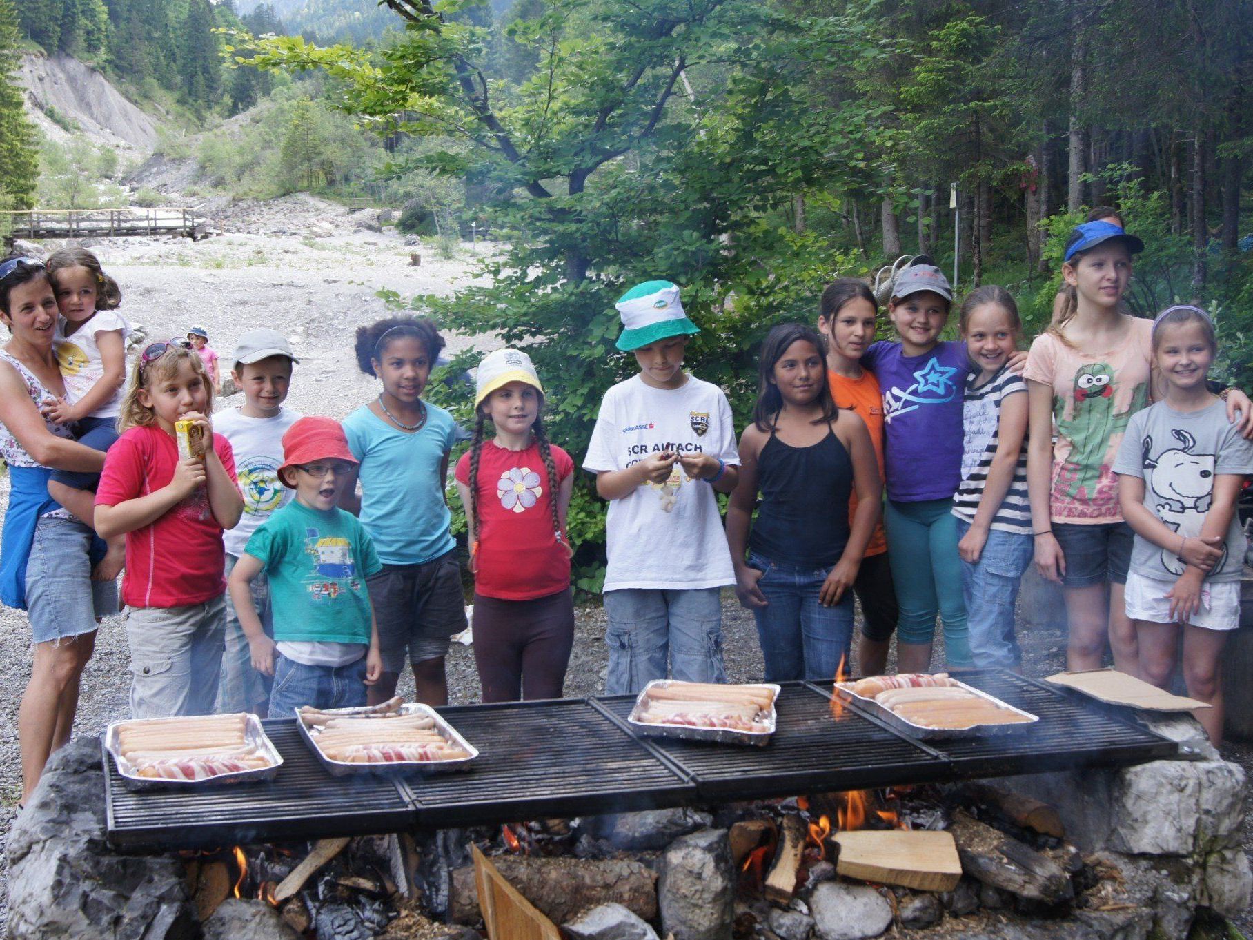 Gruppenfoto der Jüngsten beim Grillen. Gruppenfoto der Jüngsten beim Grillen.