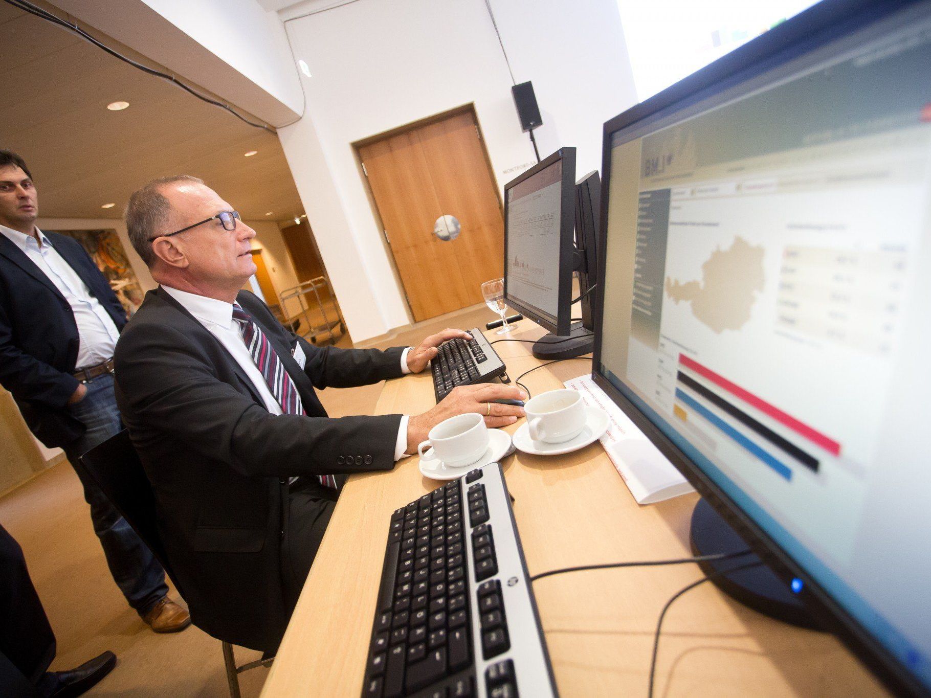 Im Landhaus in Bregenz werden die ertsen Hochrechnungen genau studiert. Im Landhaus in Bregenz werden die ertsen Hochrechnungen genau studiert.
