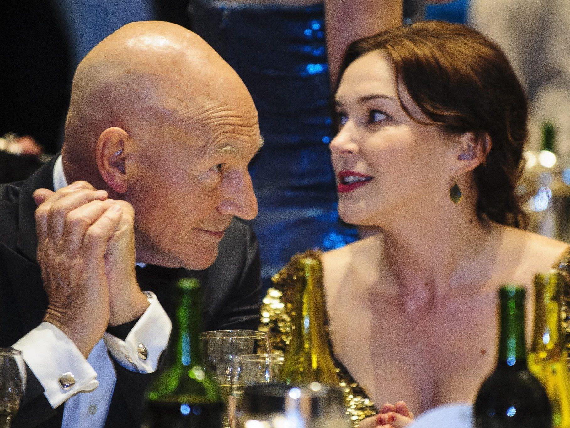 Patrick Stewart (73) mit Sunny Ozell. Patrick Stewart (73) mit Sunny Ozell.