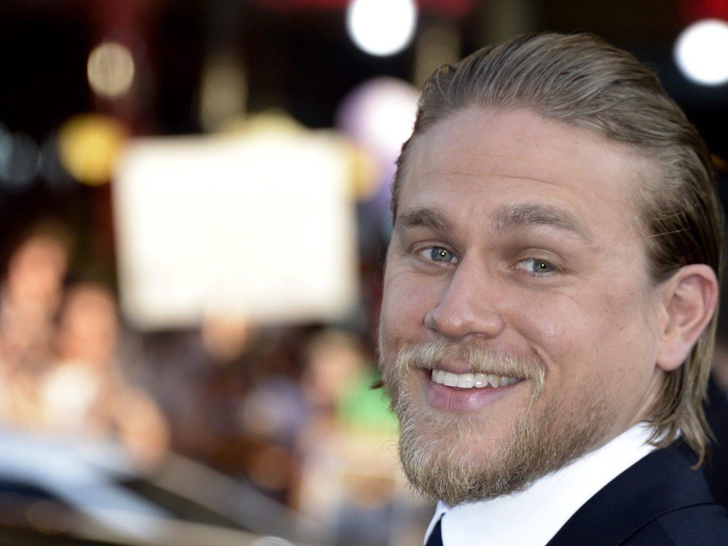 Charlie Hunnam hat keine Probleme Sex-Szenen als Christian Grey zu drehen.