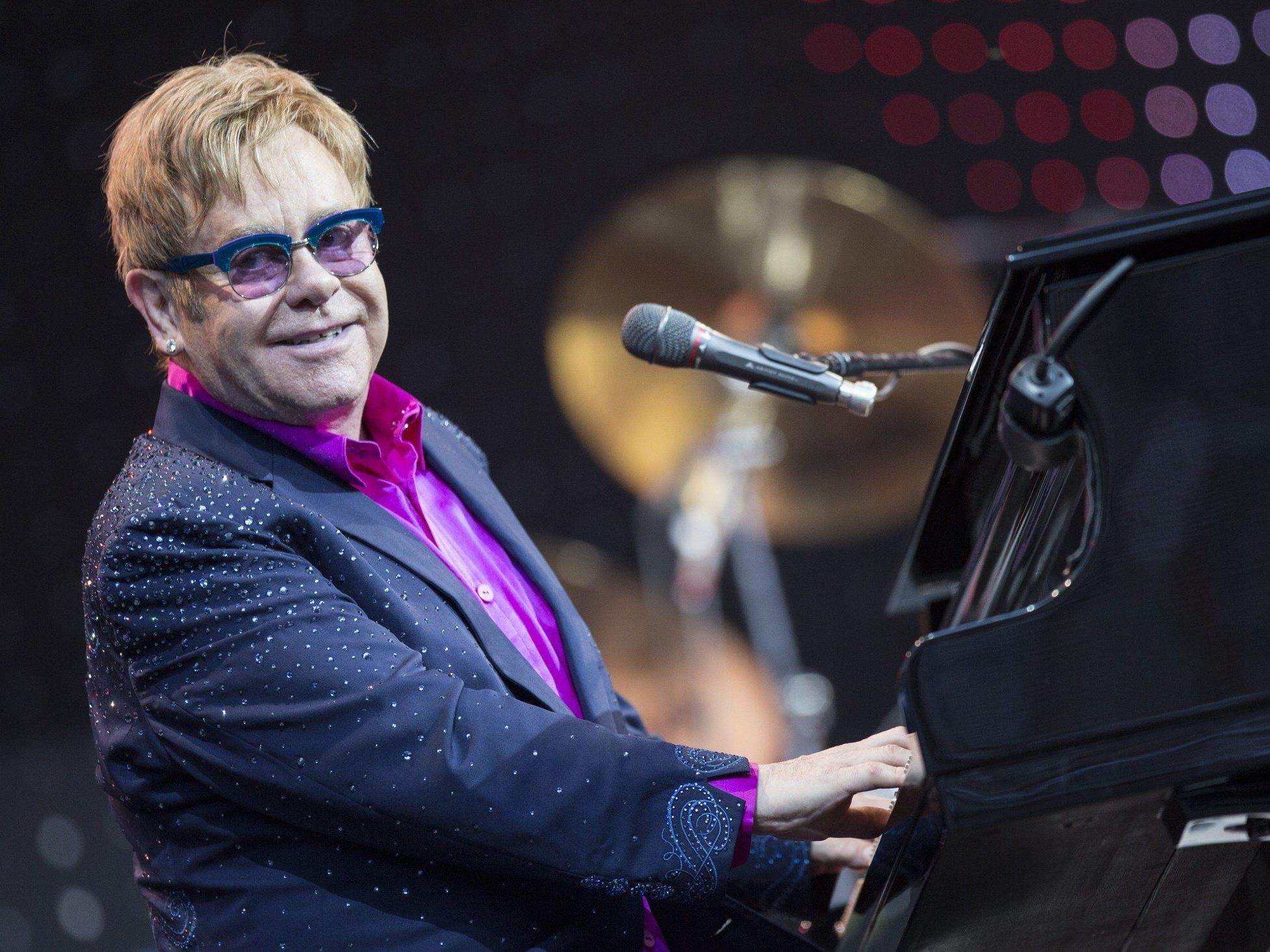 Während eines Konzertes in Berlin widmete Elton John Angela Merkel ein Lied.