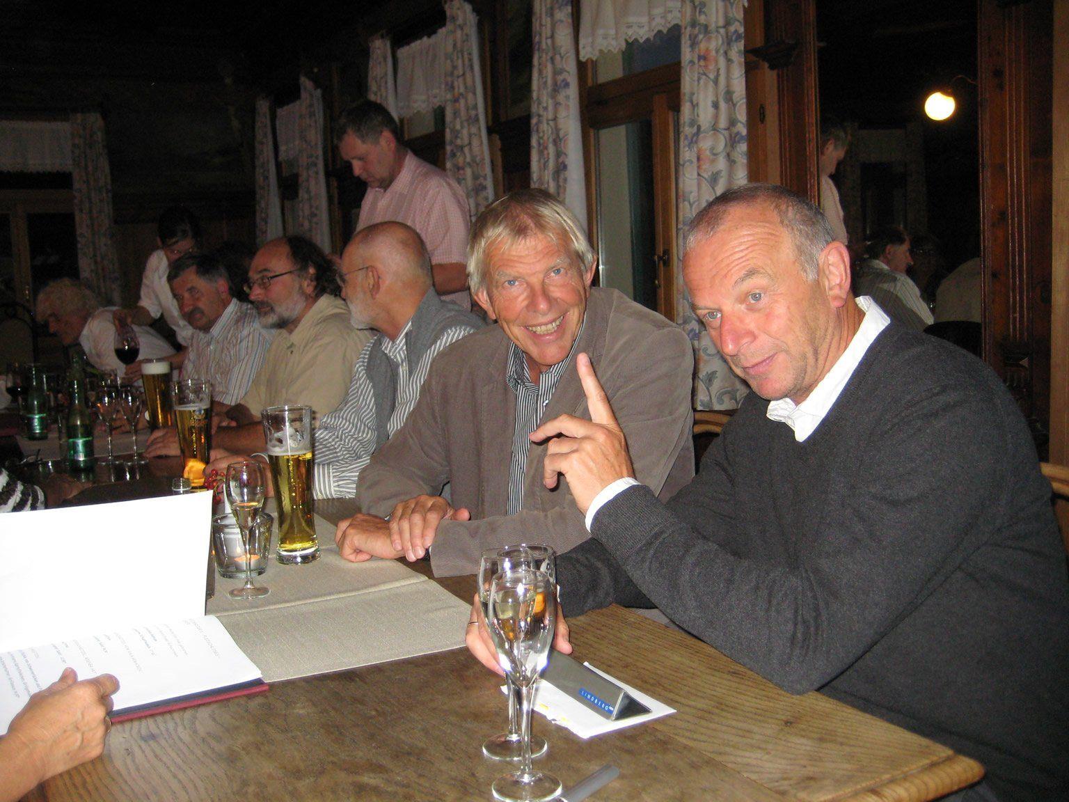 Jungpensionist Ulrich Troy mit Direktor Reinhold Rinner.