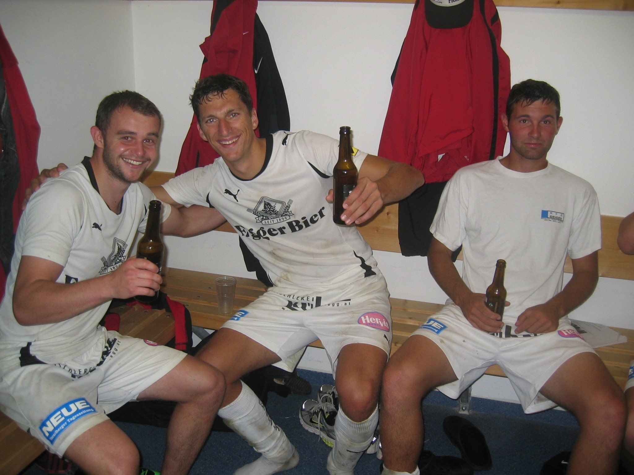 Die Egger Spieler genehmigten sich nach dem Match ein verdientes Wälderle des Hauptsponsors. Die Egger Spieler genehmigten sich nach dem Match ein verdientes Wälderle des Hauptsponsors.