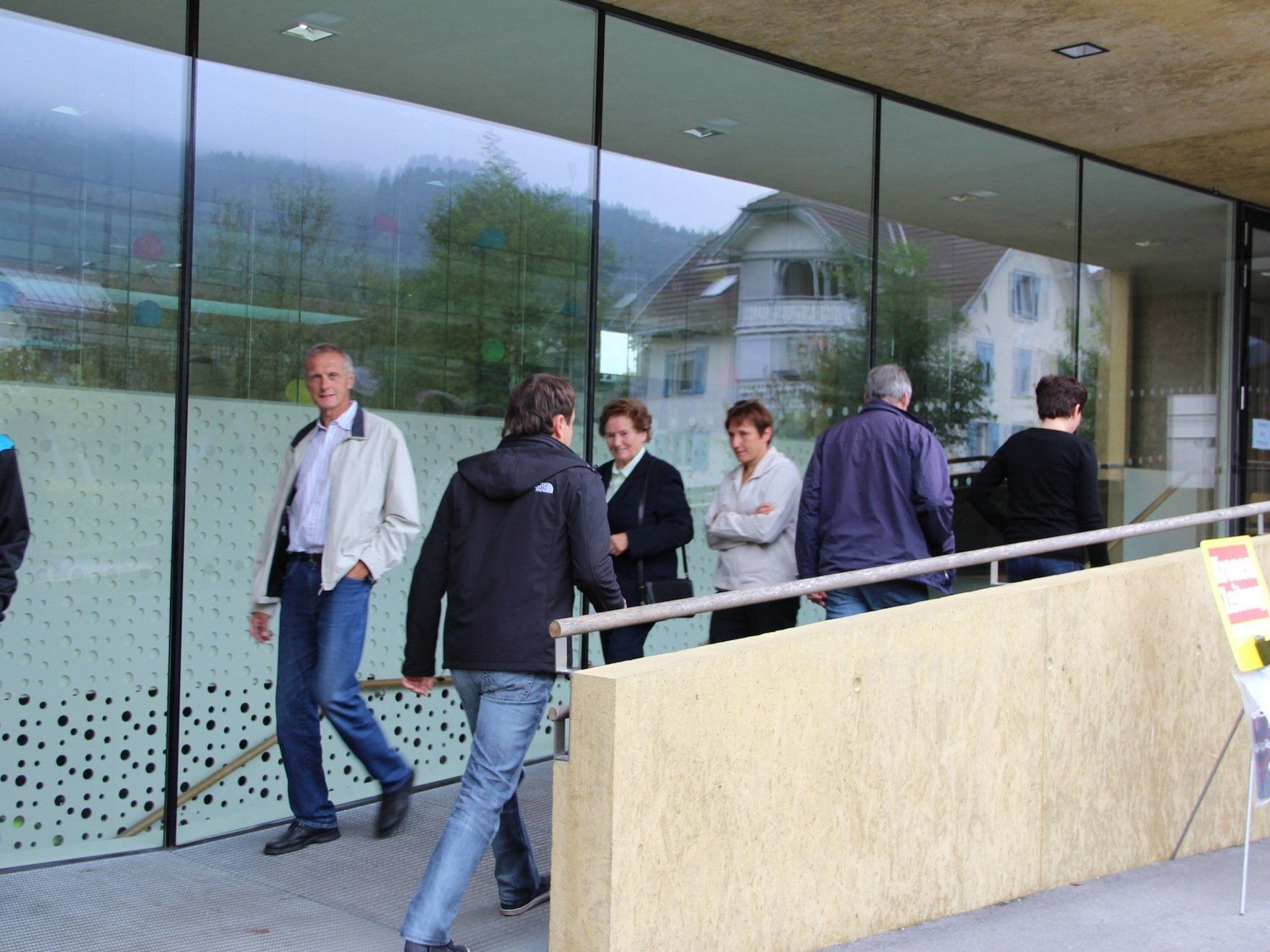 Reger Betrieb herrschte vor der Volksschule Satteins Reger Betrieb herrschte vor der Volksschule Satteins