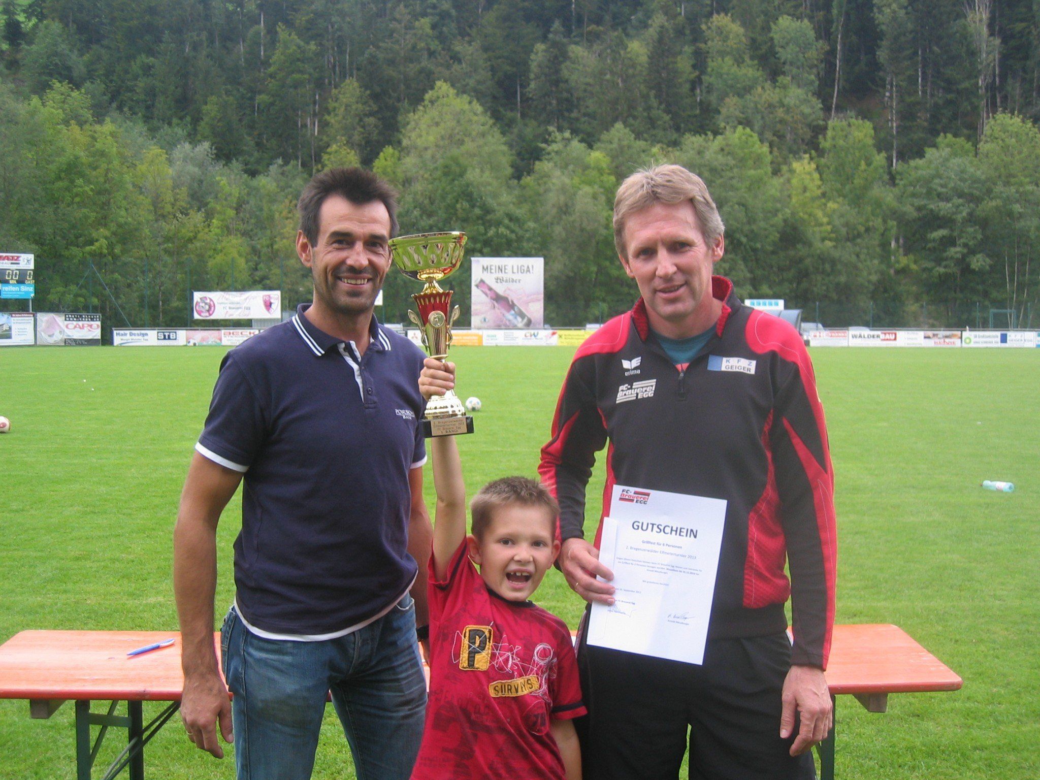 Arnold Meusburger überreicht den 1. Preis an Beffolar Paul Meusburger Arnold Meusburger überreicht den 1. Preis an Beffolar Paul Meusburger
