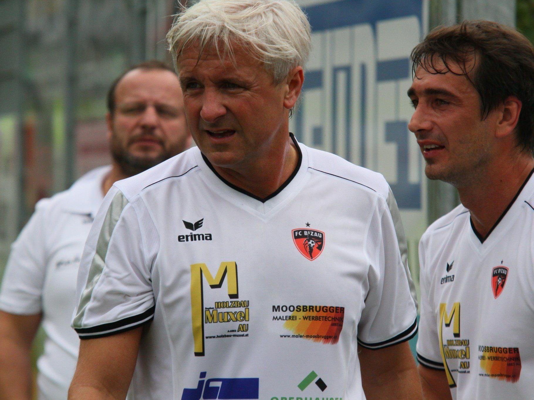 Heinz Fuchsbichler und Dietmar Berchtold spielten bei der Promiauswahl in Bizau und machten eine gute Figur.
