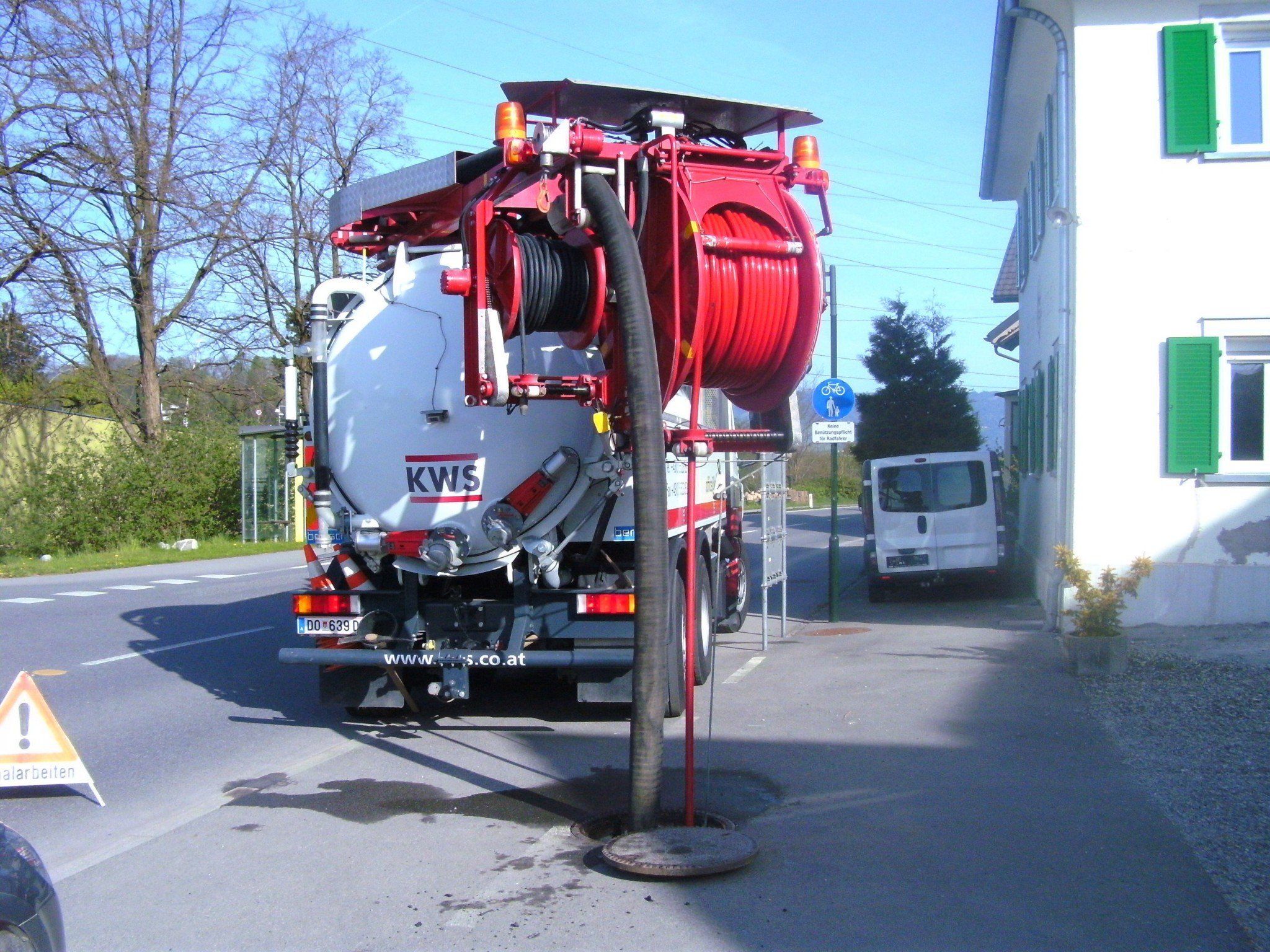 Die Kanal-Schachtbauwerke werden gereinigt und der Zustand der Abwasserleitungen erhoben. Die Kanal-Schachtbauwerke werden gereinigt und der Zustand der Abwasserleitungen erhoben.