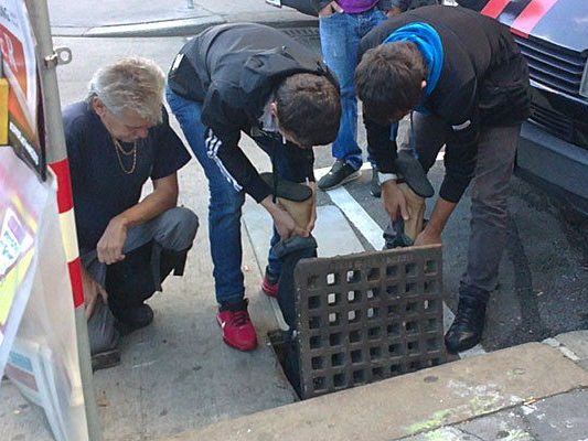 Haben diese Männer mit ihrem Kollegen eine Rechnung offen? Haben diese Männer mit ihrem Kollegen eine Rechnung offen?