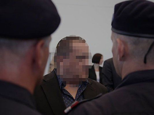 Der Angeklagte beim Prozess Der Angeklagte beim Prozess
