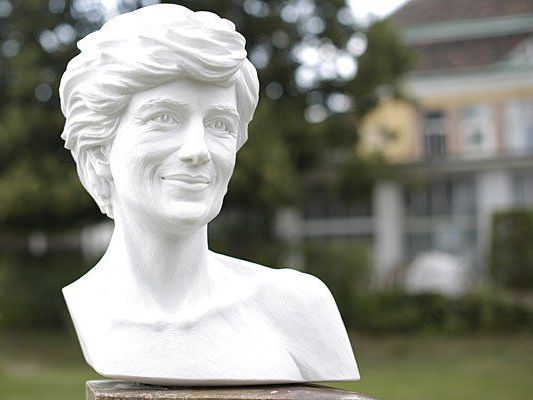 Das Denkmal für die 1997 tödlich verunglückte britische Prinzessin Lady Diana in Wien Das Denkmal für die 1997 tödlich verunglückte britische Prinzessin Lady Diana in Wien