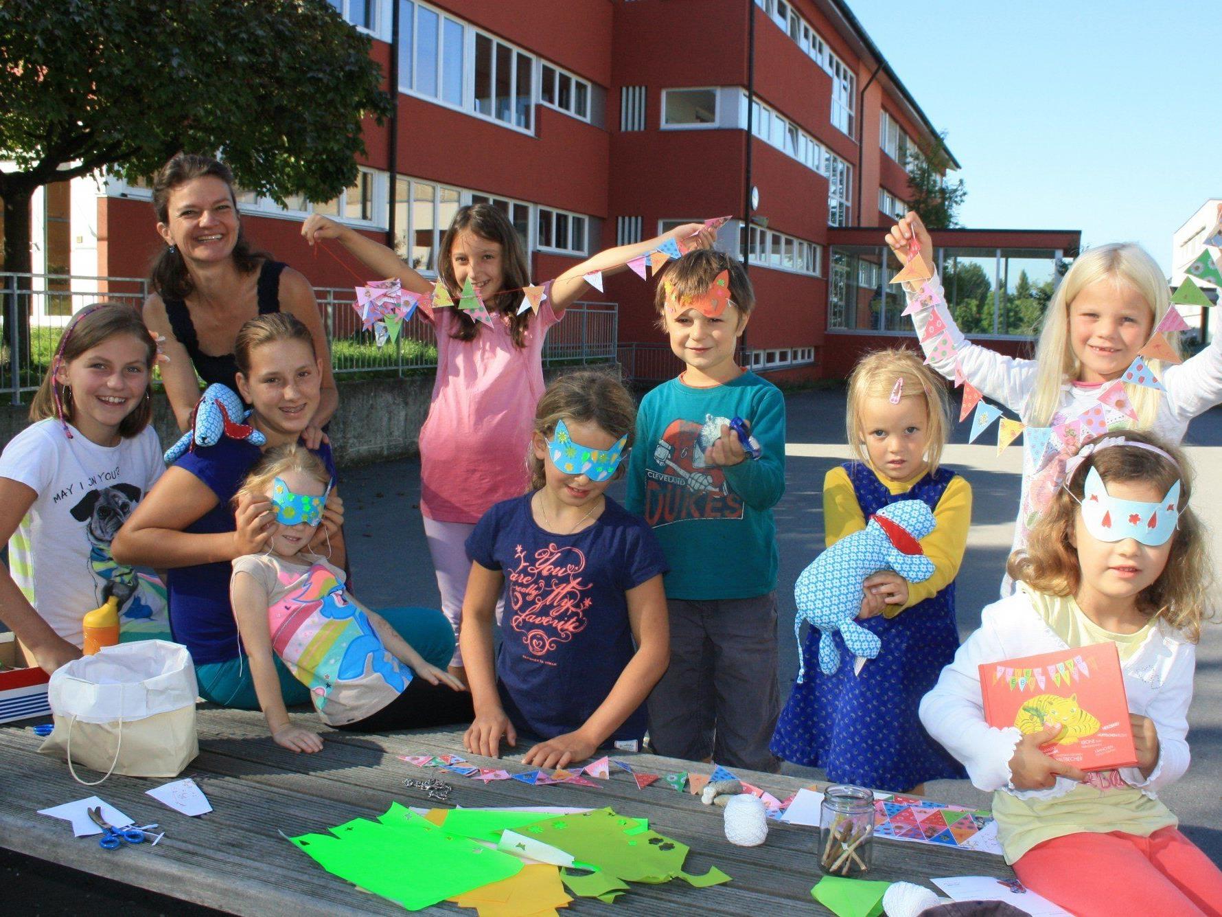 Sehr aktiv zeigten sich die Kinder beim „Tigerbuch-Basteltag" mit Monika Hehle.
