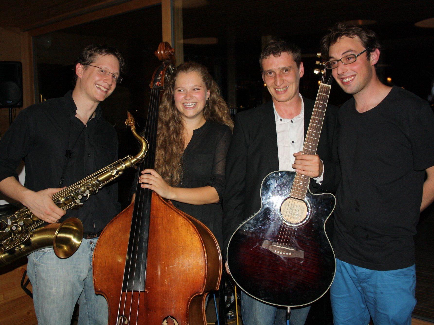 „mrs. moon" aus Tirol mit Gerold Huber (Saxophon/Percussion), Anna Volderauer (Kontrabass), Philipp Schmid (Gitarre/Gesang), Daniel Öttl (Keyboard), von links.