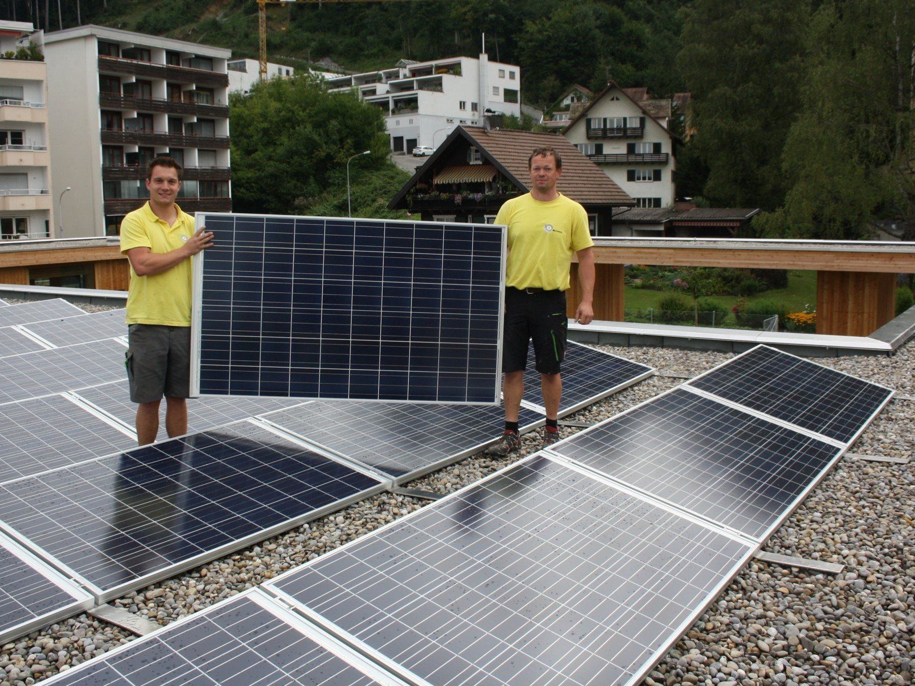 Neubau einer 15,5 KWp Photovoltaik-Anlage auf dem Dach des neuen Kindergartens Klausmühle durch die Firma „EQ-Systems" aus Kennelbach. Neubau einer 15,5 KWp Photovoltaik-Anlage auf dem Dach des neuen Kindergartens Klausmühle durch die Firma „EQ-Systems" aus Kennelbach.