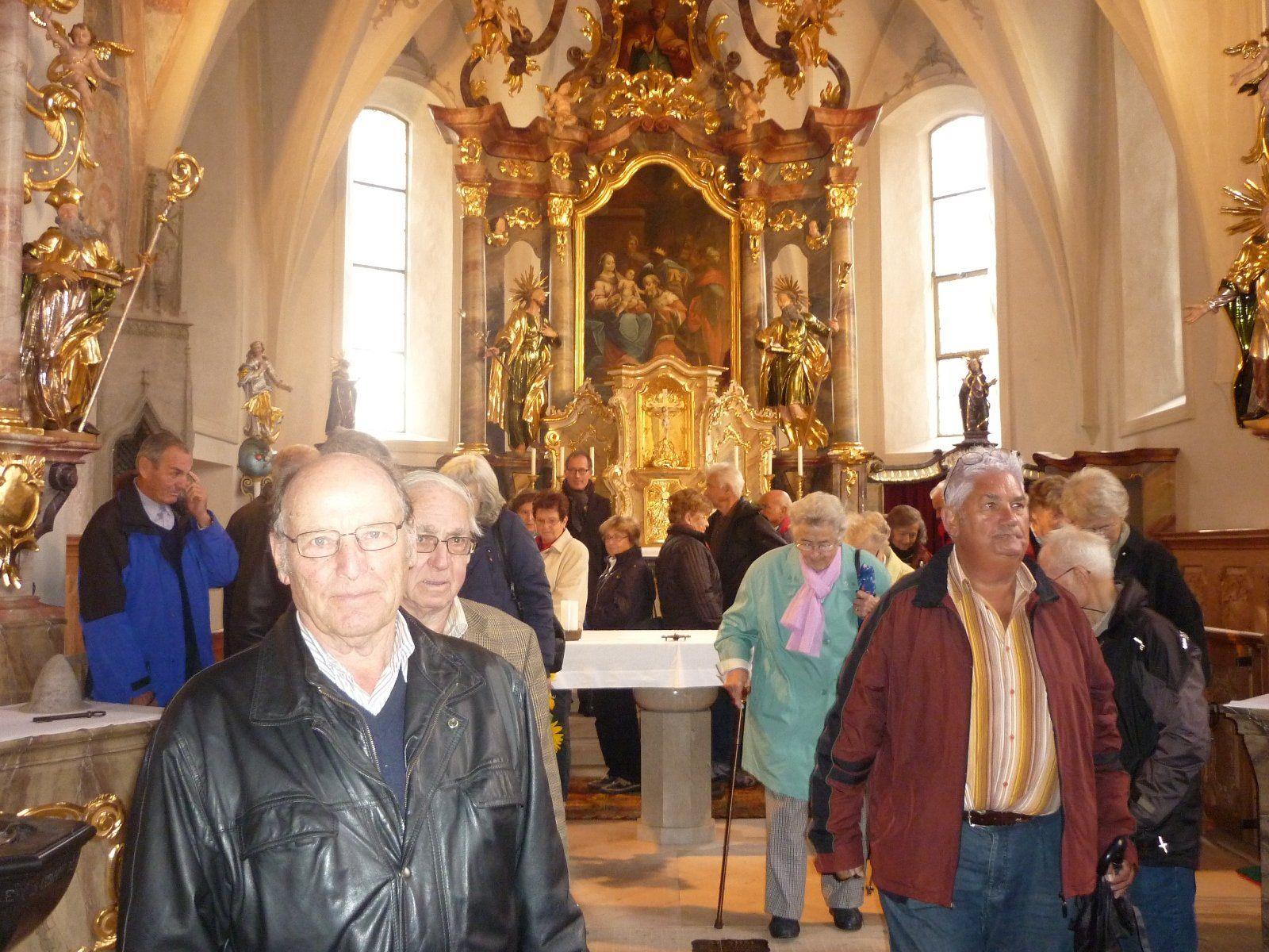 Die Lochauer Senioren besichtigten auf ihrer Fahrt „Rund ums Ländle" auch die alte und neue Pfarrkirche St. Nikolaus in Lech.