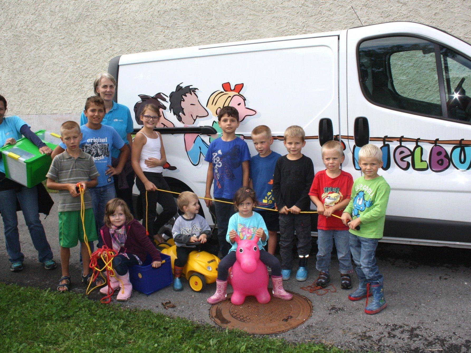 Die Kinder freuten sich, dass auch in diesem Jahr der Spielbus mit all seinen Angeboten nach Lochau gekommen war.