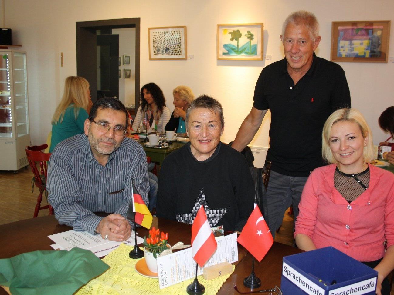 Das Team um Projektleiter Peter Pongratz lädt die türkischen Mitbewohnerinnen und Mitbewohner zu Begegnung und Unterhaltung ins „Sprachencafe" im Brockenhaus.
