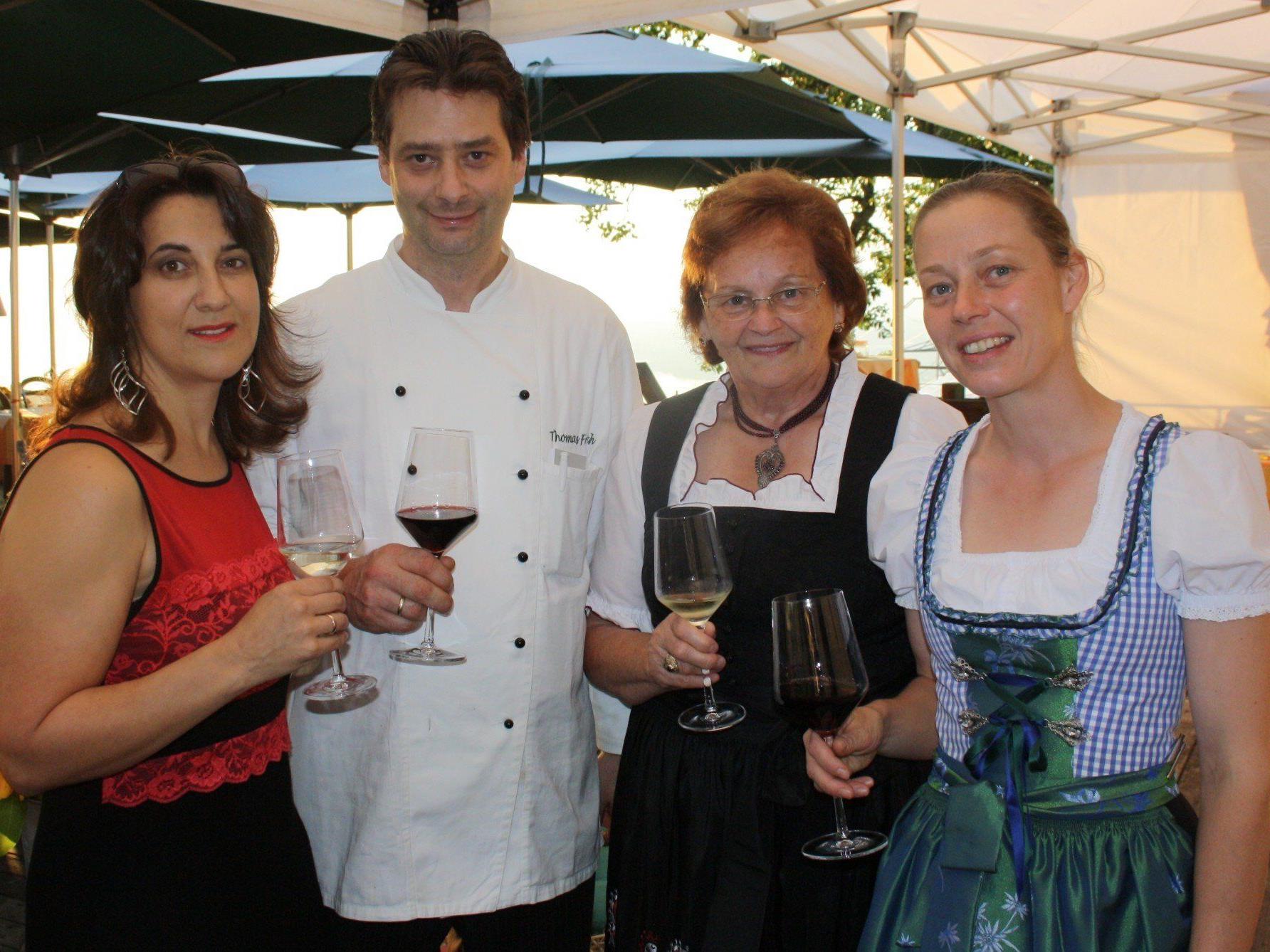 Diana Sicher-Fritsch, Thomas Fritsch, Seniorchefin Resi Fritsch und Beate Fritsch als bewährte Gastgeber beim traditionellen Weinfest im Berggasthof.
