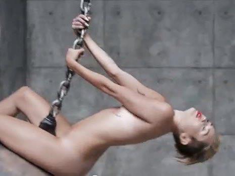 In ihrem neuen Musikvideo vergnügt sich Miley Cyrus nackt auf einer Abrissbirne.