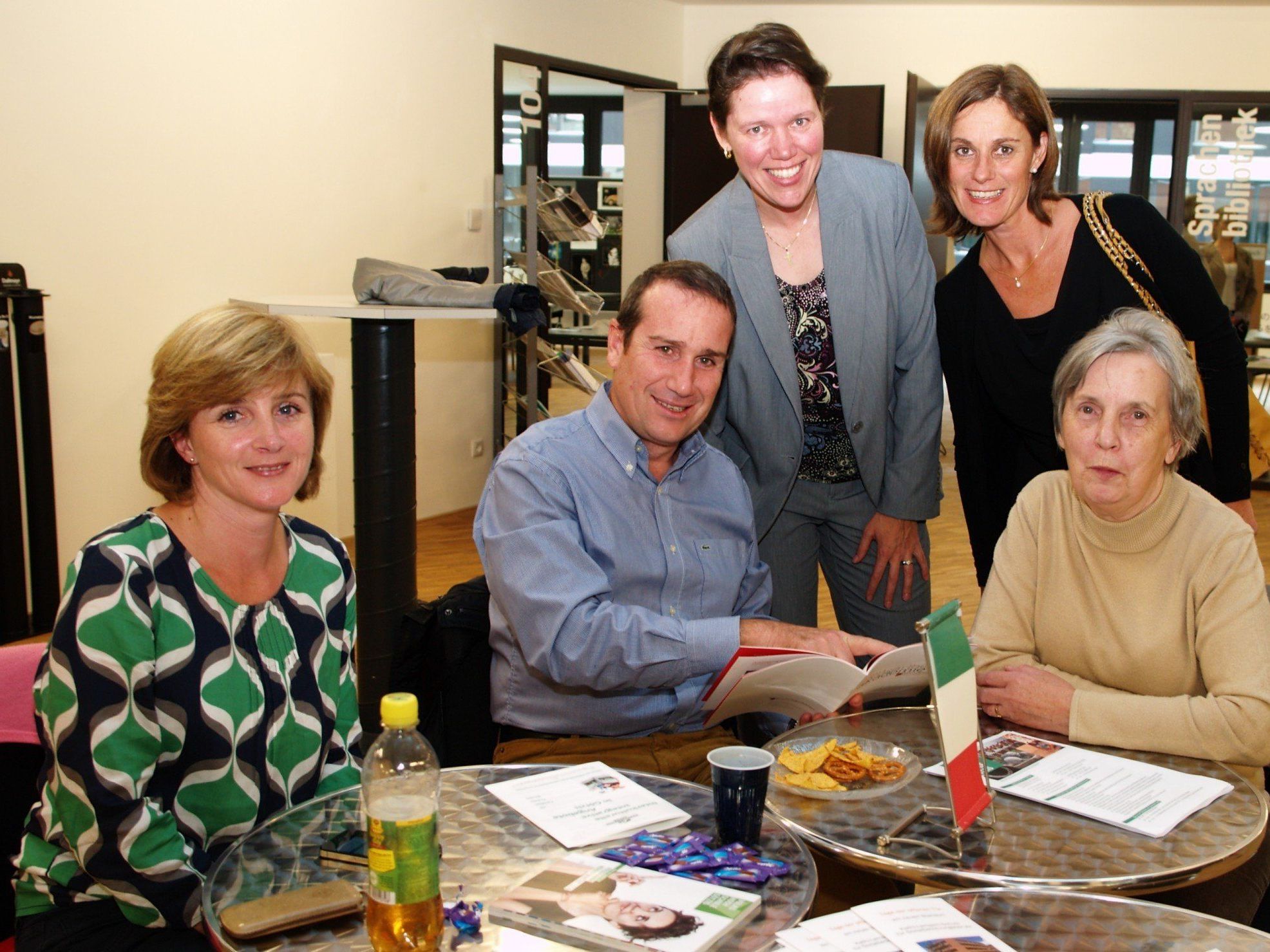 Kursleiter Mauro Monderna mit einigen Besucherinnen beim Sprachencafe. Kursleiter Mauro Monderna mit einigen Besucherinnen beim Sprachencafe.