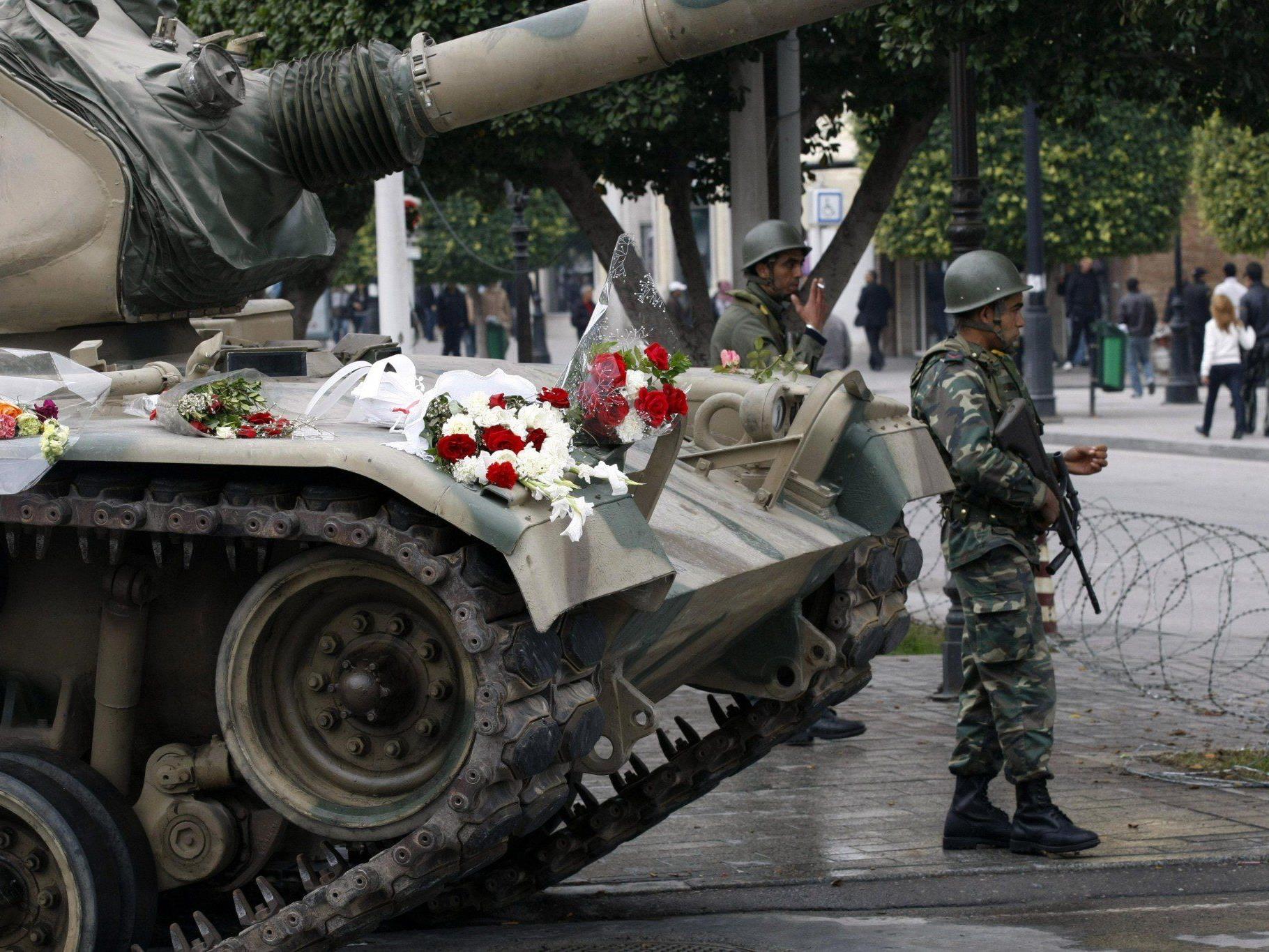 Blumen für die Panzer: Tunis im Jänner 2011.