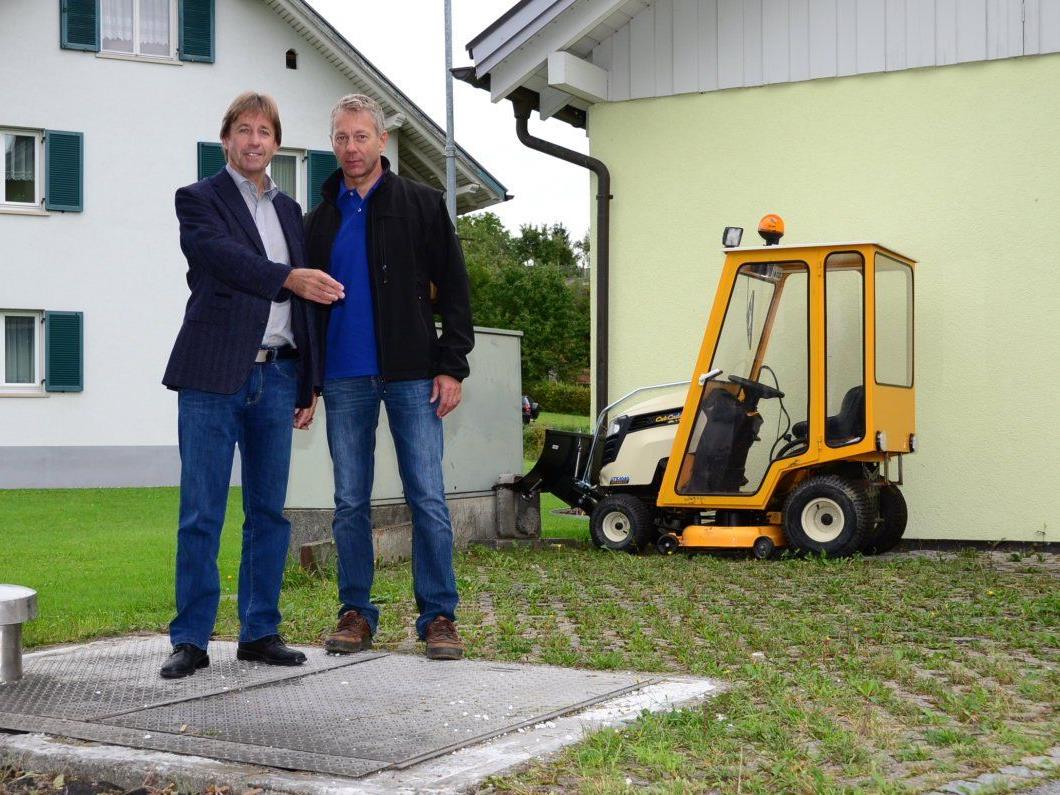 Bgm. Fritz Maierhofer (l.) und DI Dietmar Breuß: Neben dem bestehenden Schmutzwasserpumpwerk wird das neue errichtet.