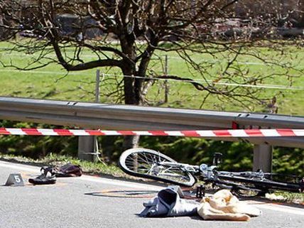 Bei einem schweren Unfall wurde ein Radfahrer getötet Bei einem schweren Unfall wurde ein Radfahrer getötet