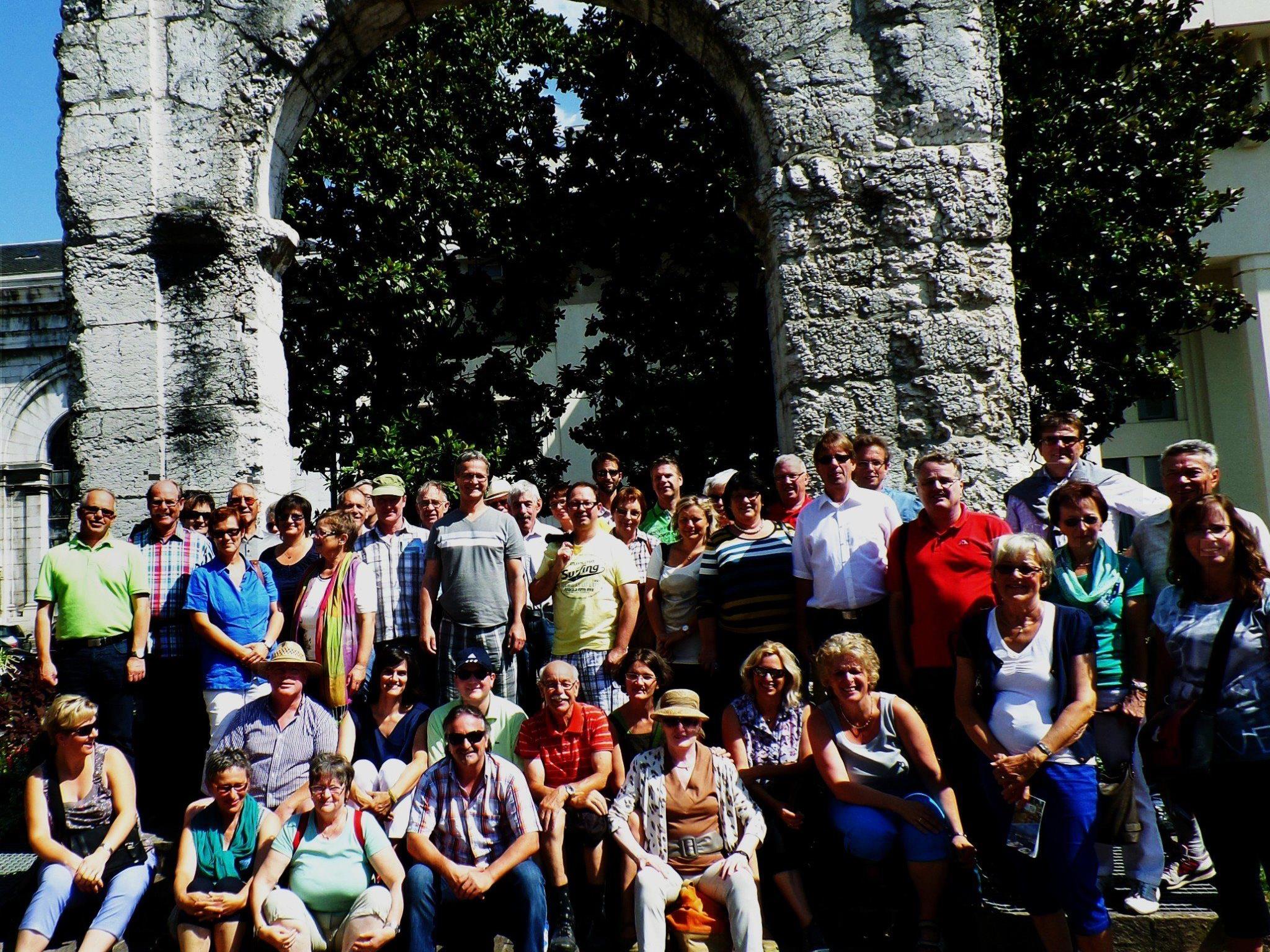 "Frohsinn Koblach" mit Partnerinnen vor einem römischen Kultbogen in Aix les Bains!