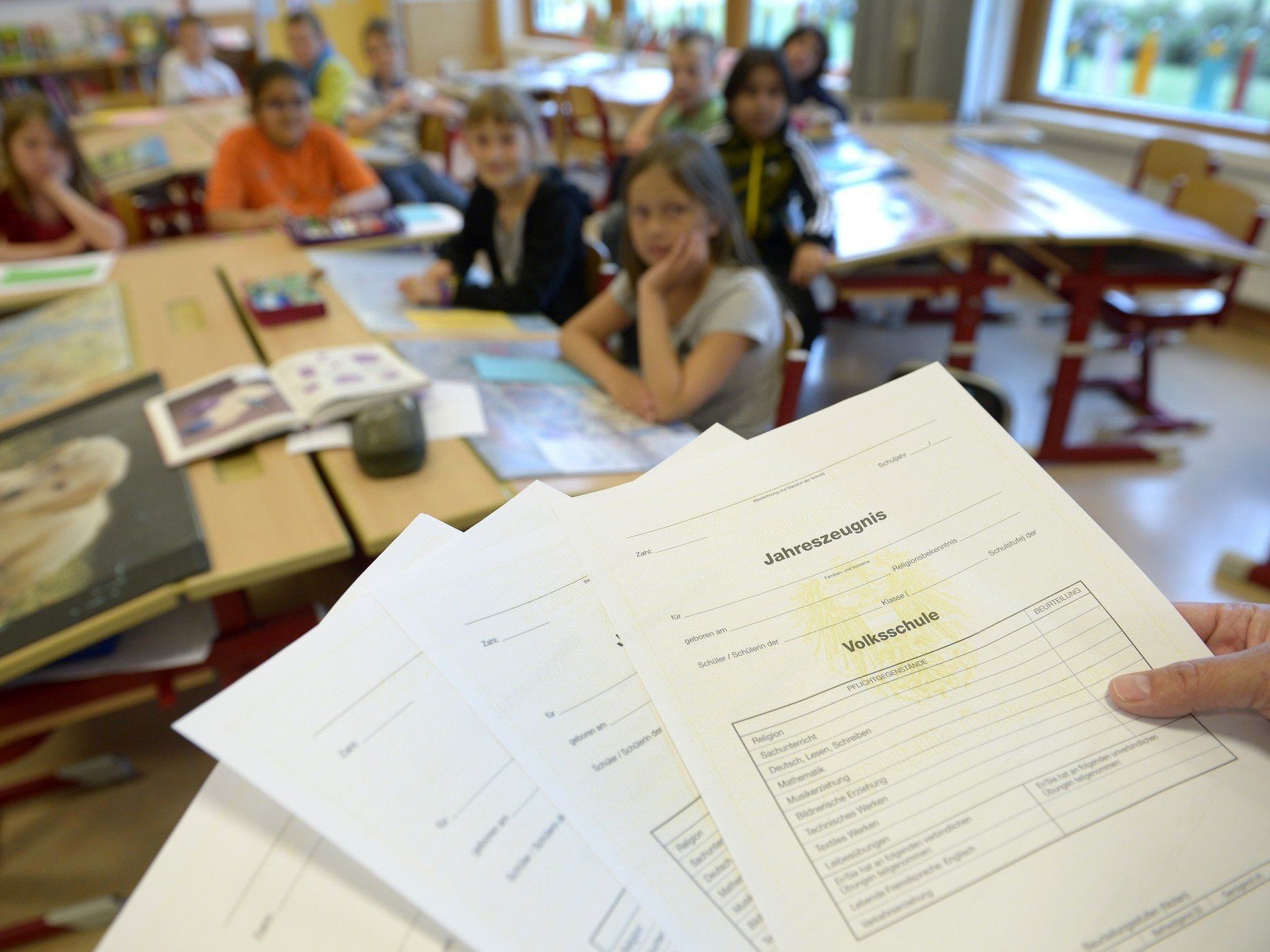 An die Stelle der Ziffernnoten soll laut Mayer eine ausführliche Form der Leistungsbeurteilung treten. An die Stelle der Ziffernnoten soll laut Mayer eine ausführliche Form der Leistungsbeurteilung treten.