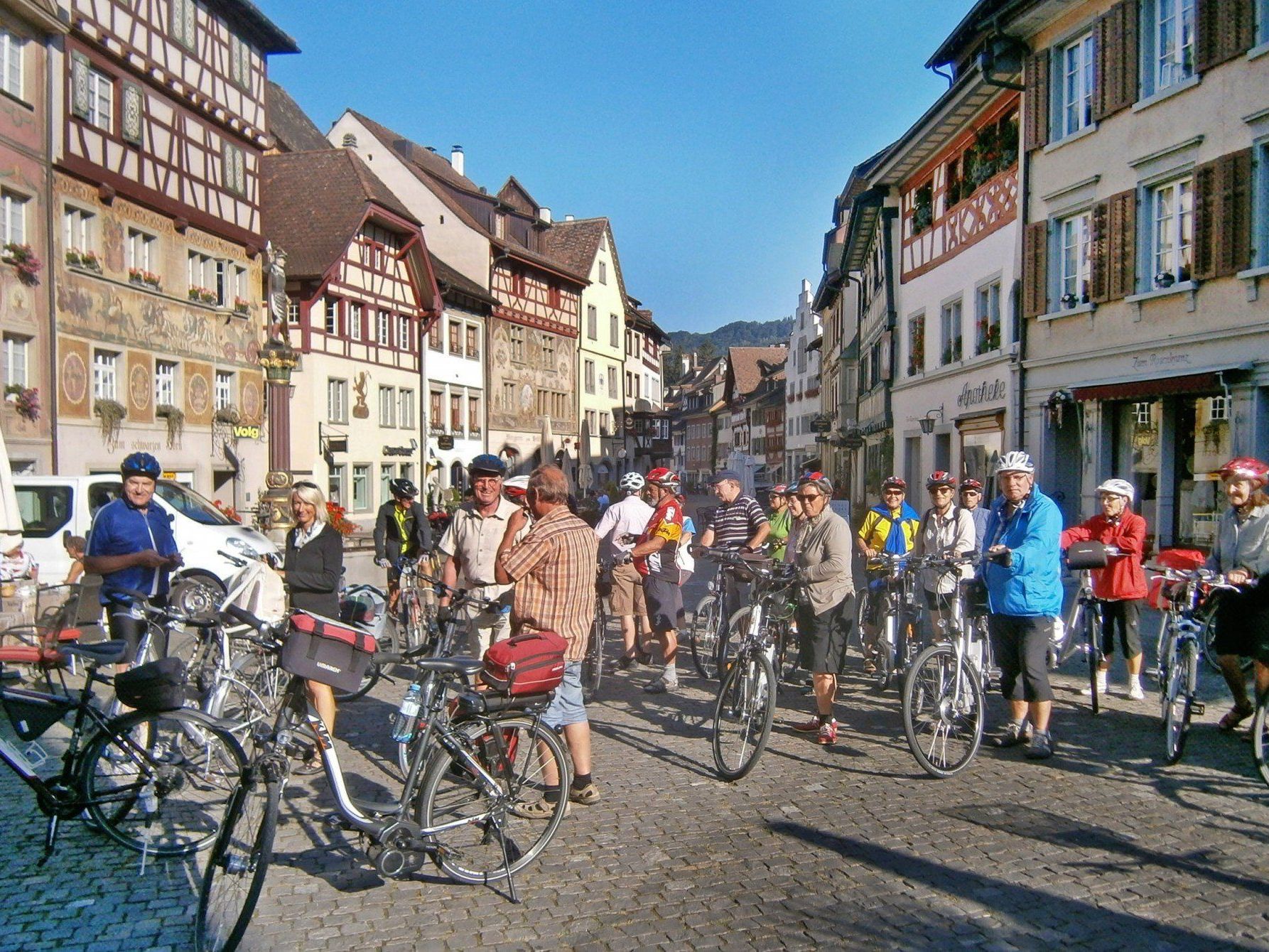 Die Höchster Senioren bei ihrem abwechslungsreichen Radausflug nach Schaffhausen. Die Höchster Senioren bei ihrem abwechslungsreichen Radausflug nach Schaffhausen.