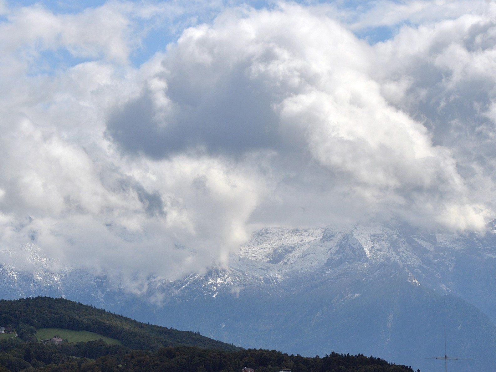 Nach dem Auflockern der Regenwolken, wurden in Salzburg am Dienstag, 17. September 2013, die heuer erstmals angeschneiten Bergzonen um die 1.900 Meter sichtbar, wie hier am Tennengebirge. Nach dem Auflockern der Regenwolken, wurden in Salzburg am Dienstag, 17. September 2013, die heuer erstmals angeschneiten Bergzonen um die 1.900 Meter sichtbar, wie hier am Tennengebirge.