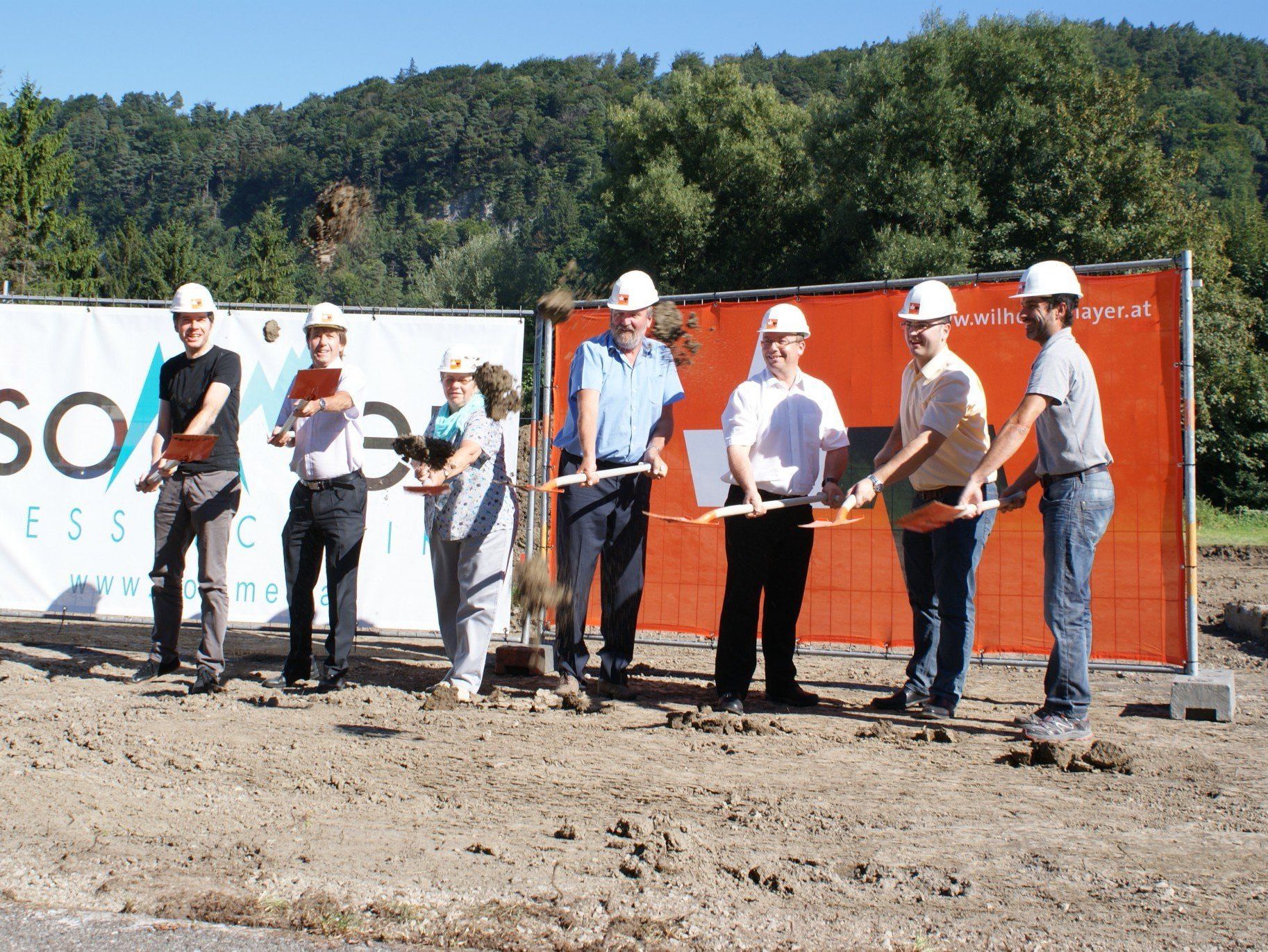 Architekt Dieter Klammer, Bürgermeister Fritz Maierhofer, das Ehepaar Annelies und Wolfram Sommer sowie Johannes Wilhelm, Valon Hasani und Mario Postai von der Baufirma Wilhelm Mayer beim Spatenstich. Architekt Dieter Klammer, Bürgermeister Fritz Maierhofer, das Ehepaar Annelies und Wolfram Sommer sowie Johannes Wilhelm, Valon Hasani und Mario Postai von der Baufirma Wilhelm Mayer beim Spatenstich.
