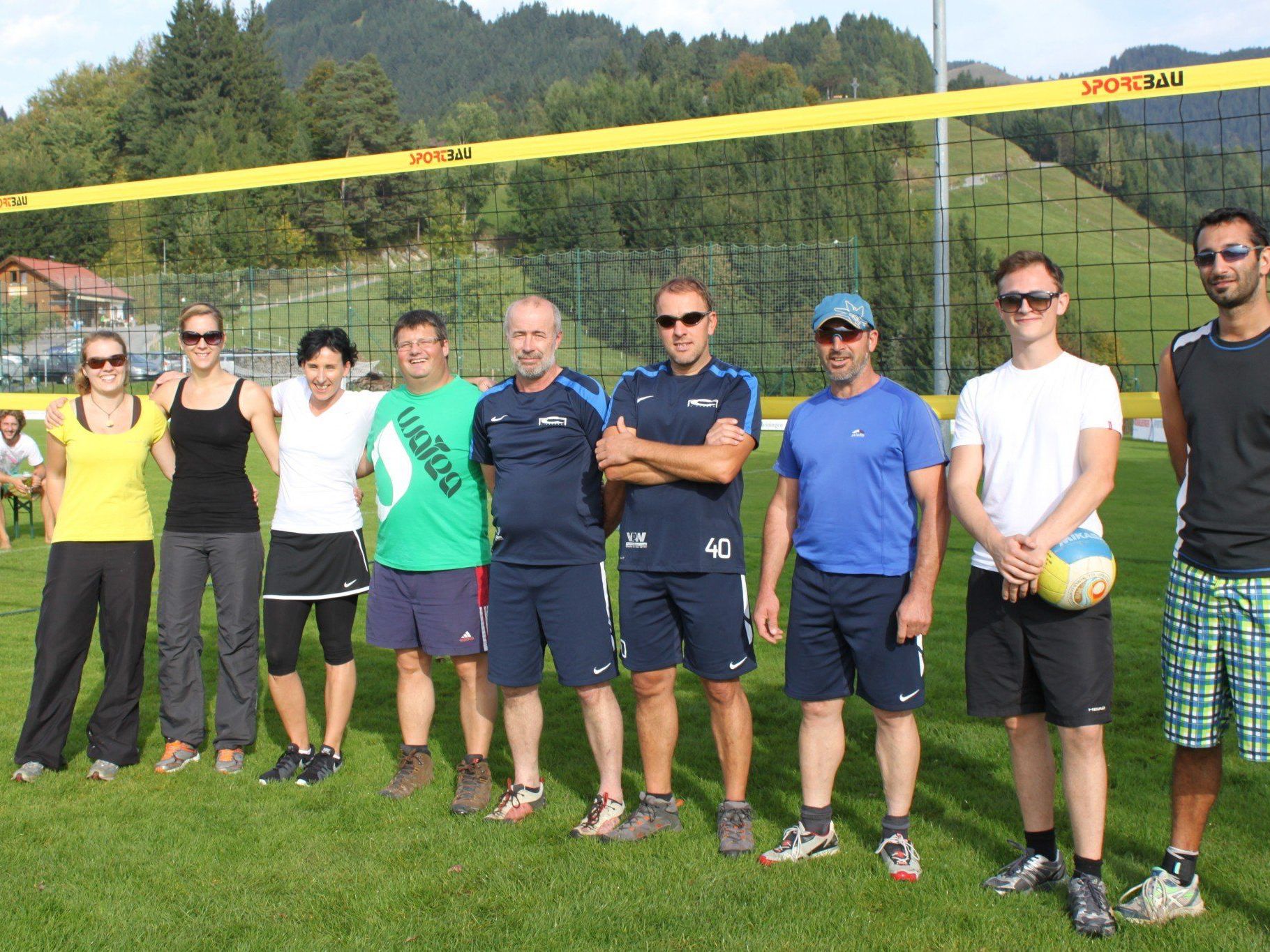Die Fraxner Sportbegeisterten freuen sich nun über die Möglichkeit, im Freien Volleyball spielen zu können. Die Fraxner Sportbegeisterten freuen sich nun über die Möglichkeit, im Freien Volleyball spielen zu können.