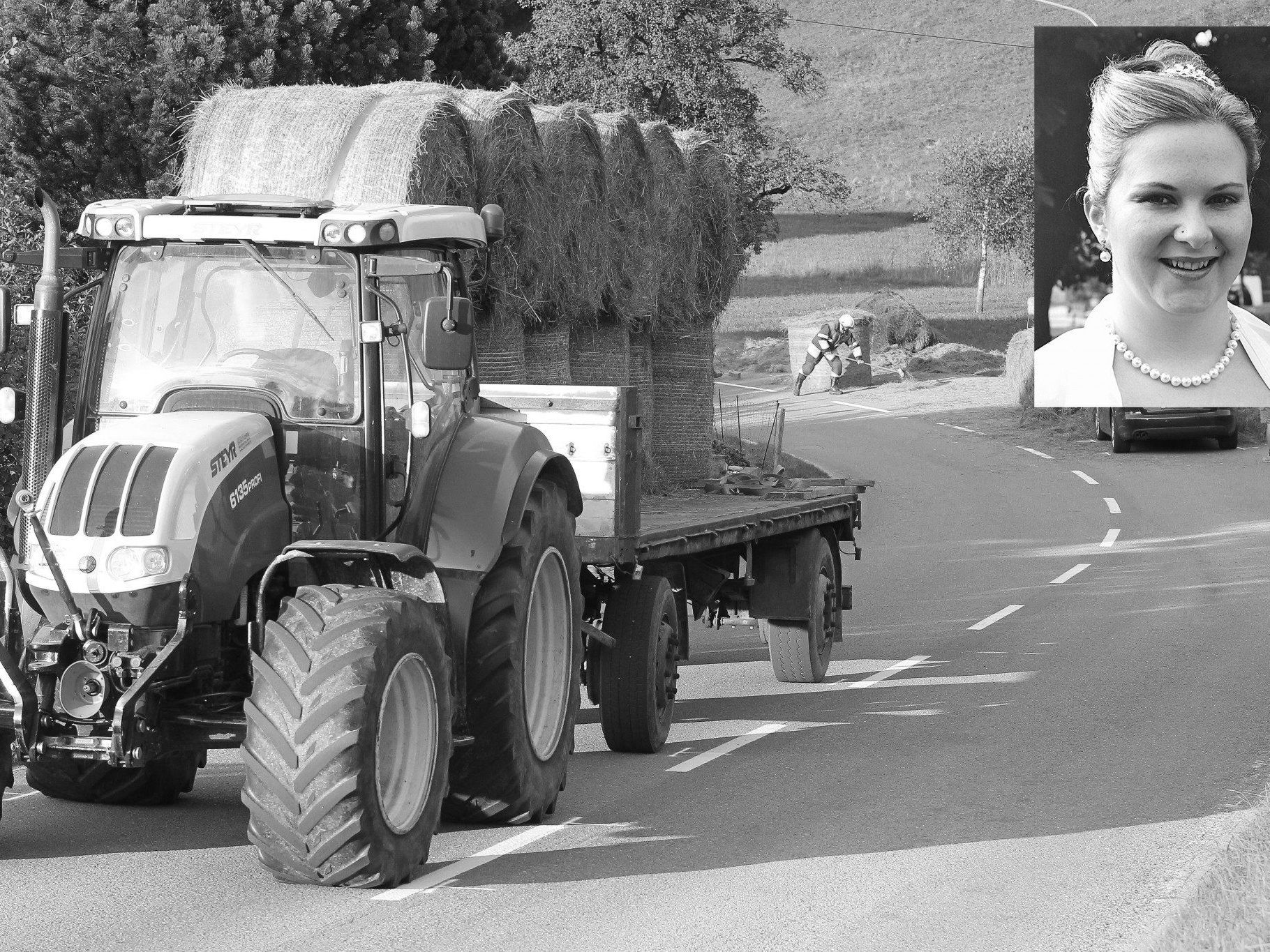 Die Familie der Verstorbenen bittet um Rücksicht auf den Traktorlenker. Die Familie der Verstorbenen bittet um Rücksicht auf den Traktorlenker.