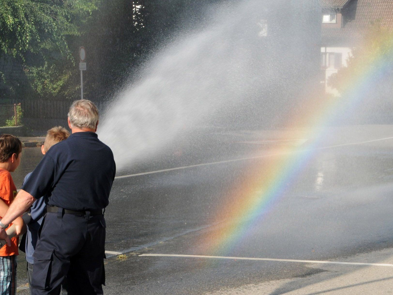 Bei strahlendem Sommerwetter lassen sich bei der Feuerwehr Höchst Regenbogen erzeugen. Bei strahlendem Sommerwetter lassen sich bei der Feuerwehr Höchst Regenbogen erzeugen.