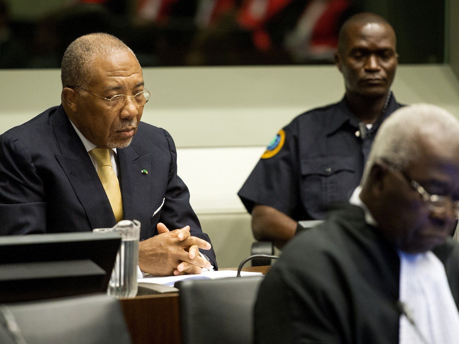 Der ehemalige liberianische Machthaber Charles Taylor wurde vom UNO-Sondertribunal zu 50 Jahren Haft verurteilt. Der ehemalige liberianische Machthaber Charles Taylor wurde vom UNO-Sondertribunal zu 50 Jahren Haft verurteilt.