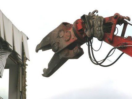 Start für den Abriss der Sporthalle. Start für den Abriss der Sporthalle.