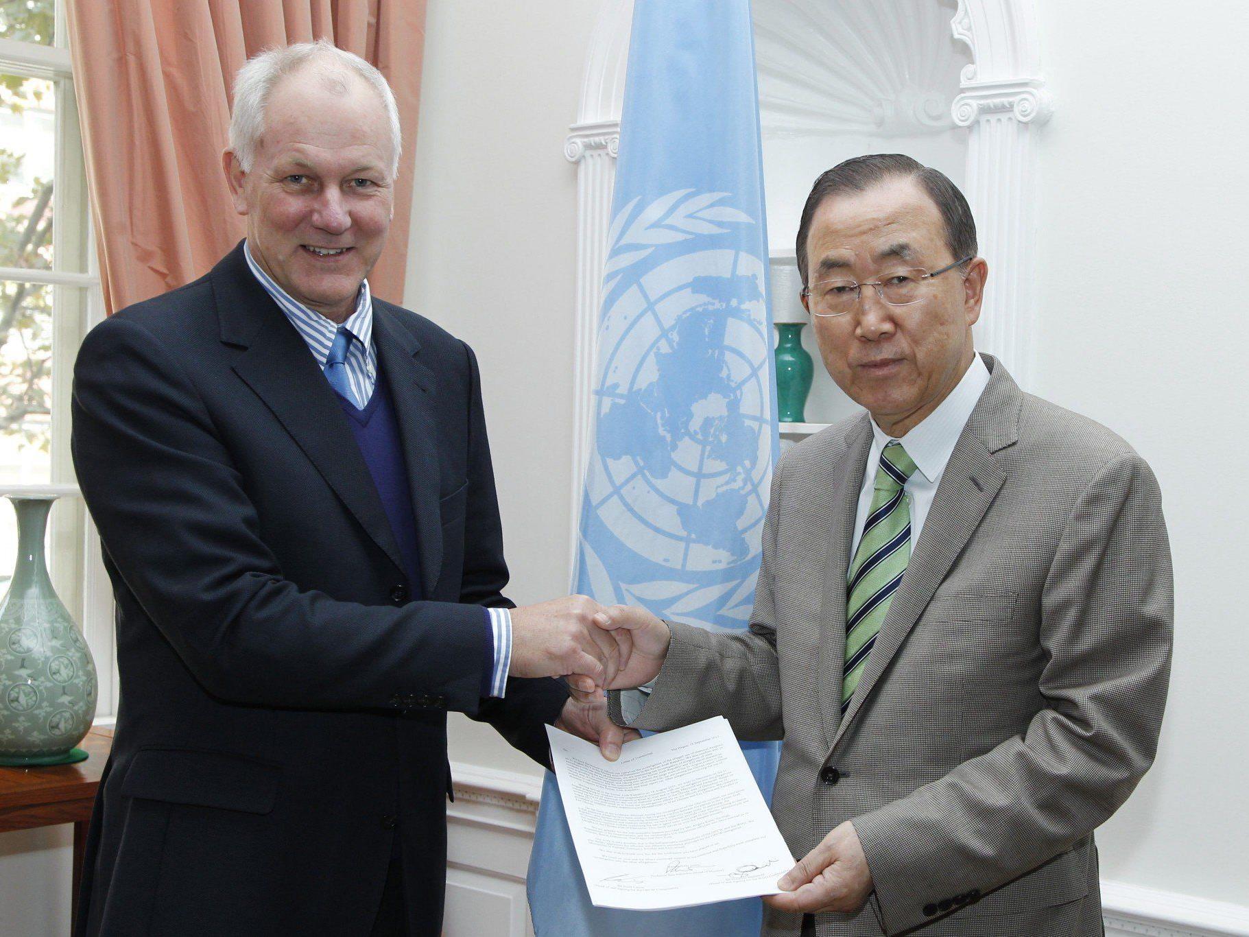 Ake Sellstrom (l.) übergibt den Bericht an UN-Generalsekretär Ban Ki-moon.