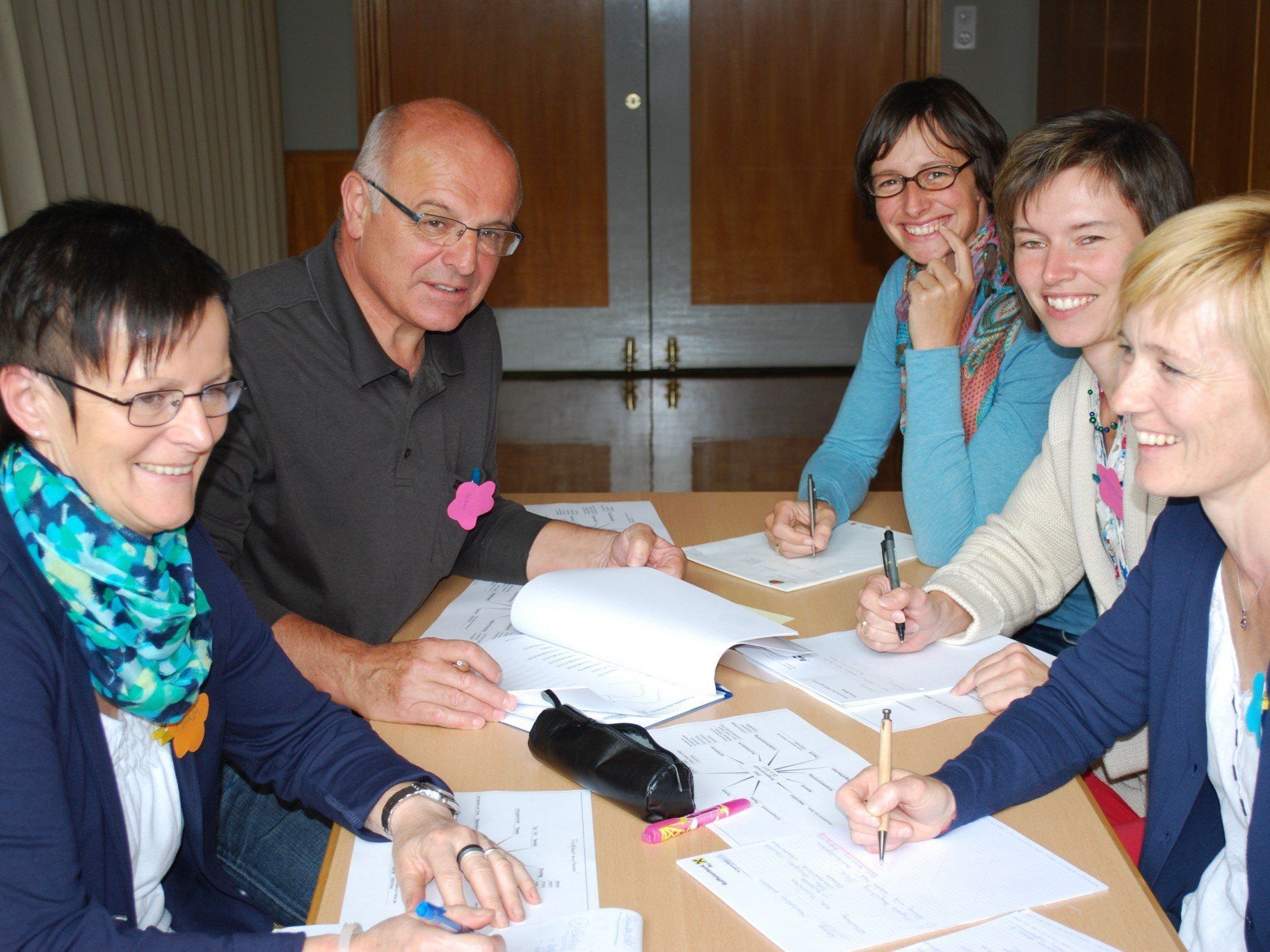 Teilnehmer während einer Gruppenarbeit Teilnehmer während einer Gruppenarbeit