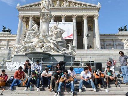 Derzeit sitzen die Asylwerber auf den Stufen des Parlaments.