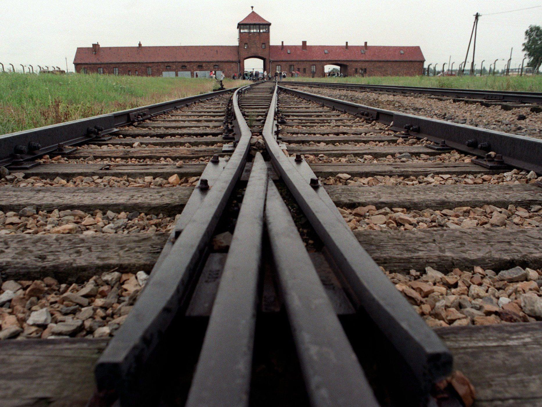 Heute 93-jähriger, ehemaliger KZ-Wächter wegen Beihilfe zum Mord angeklagt. Heute 93-jähriger, ehemaliger KZ-Wächter wegen Beihilfe zum Mord angeklagt.