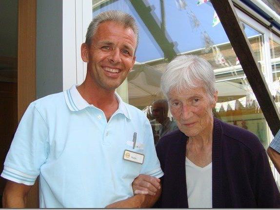 Martin Meusburger (links) mit einer zu betreuenden älteren Dame