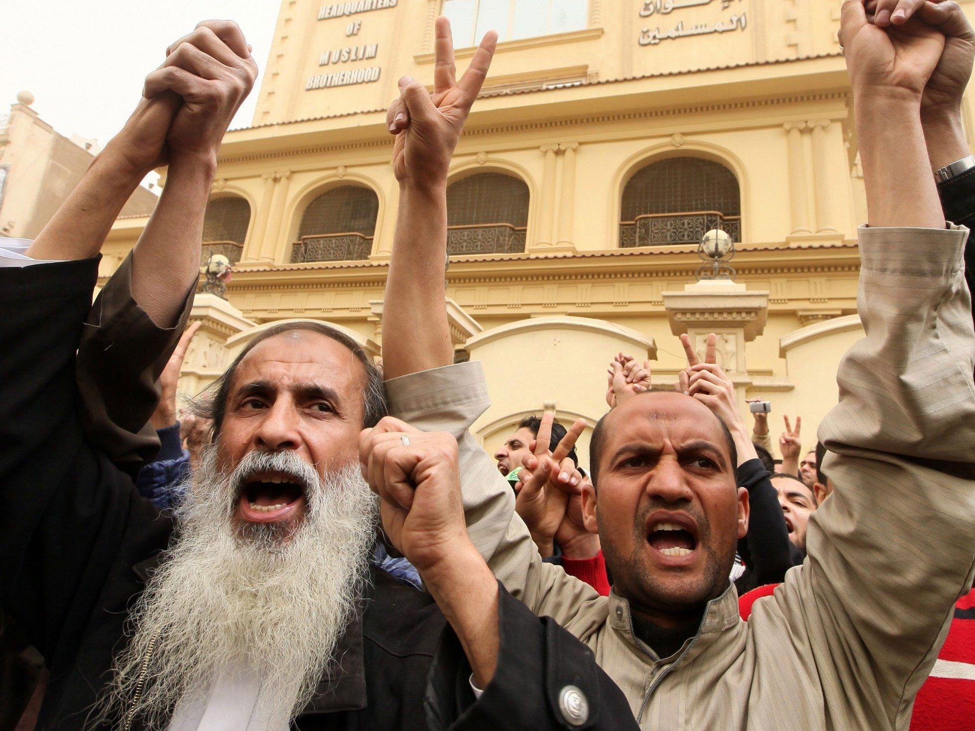 Anhänger der Muslimbrüder vor dem Gericht.
