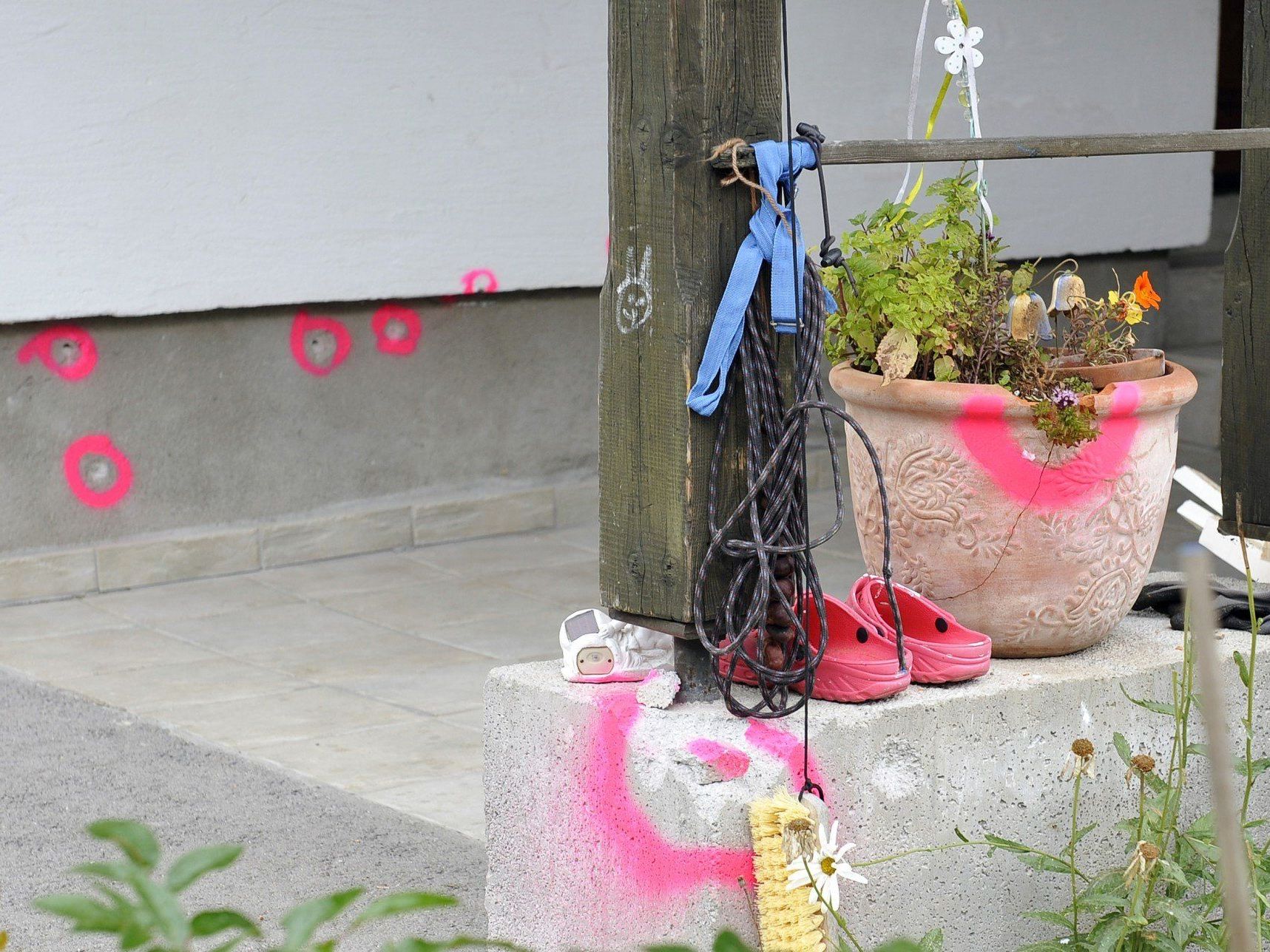 Schätzungen zufolge werden sich die Kriminalisten noch länger mit dem Amoklauf in Annaberg beschäftigen müssen. Schätzungen zufolge werden sich die Kriminalisten noch länger mit dem Amoklauf in Annaberg beschäftigen müssen.