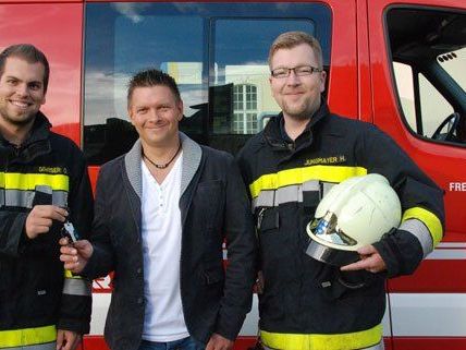 Die Feuerwehr befreite einen Buben aus dem Kofferraum eines Autos. Die Feuerwehr befreite einen Buben aus dem Kofferraum eines Autos.