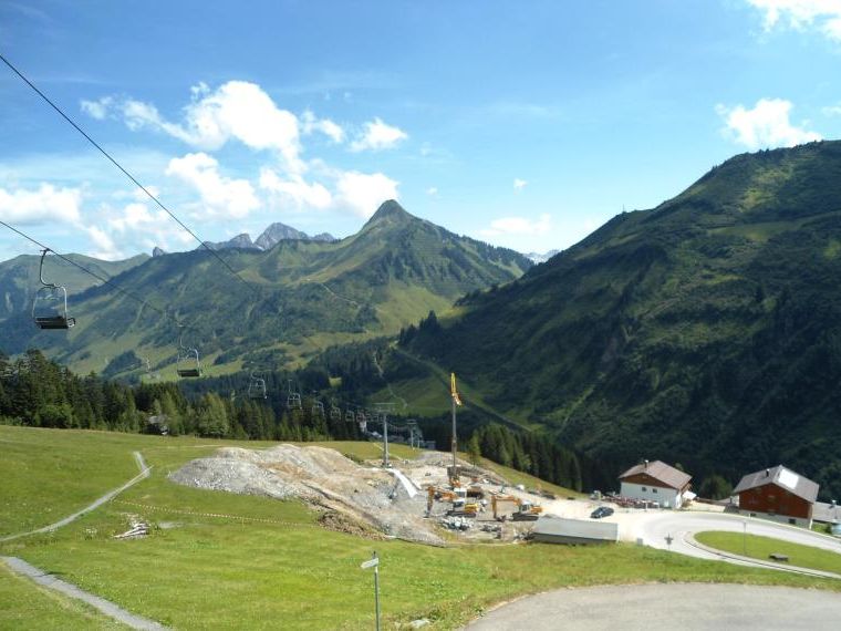 An der Furkastraße entsteht hoch über dem Damülser Ortskern – im Hintergrund – eine Tiefgarage mit rund 70 Stellplätzen. An der Furkastraße entsteht hoch über dem Damülser Ortskern – im Hintergrund – eine Tiefgarage mit rund 70 Stellplätzen.