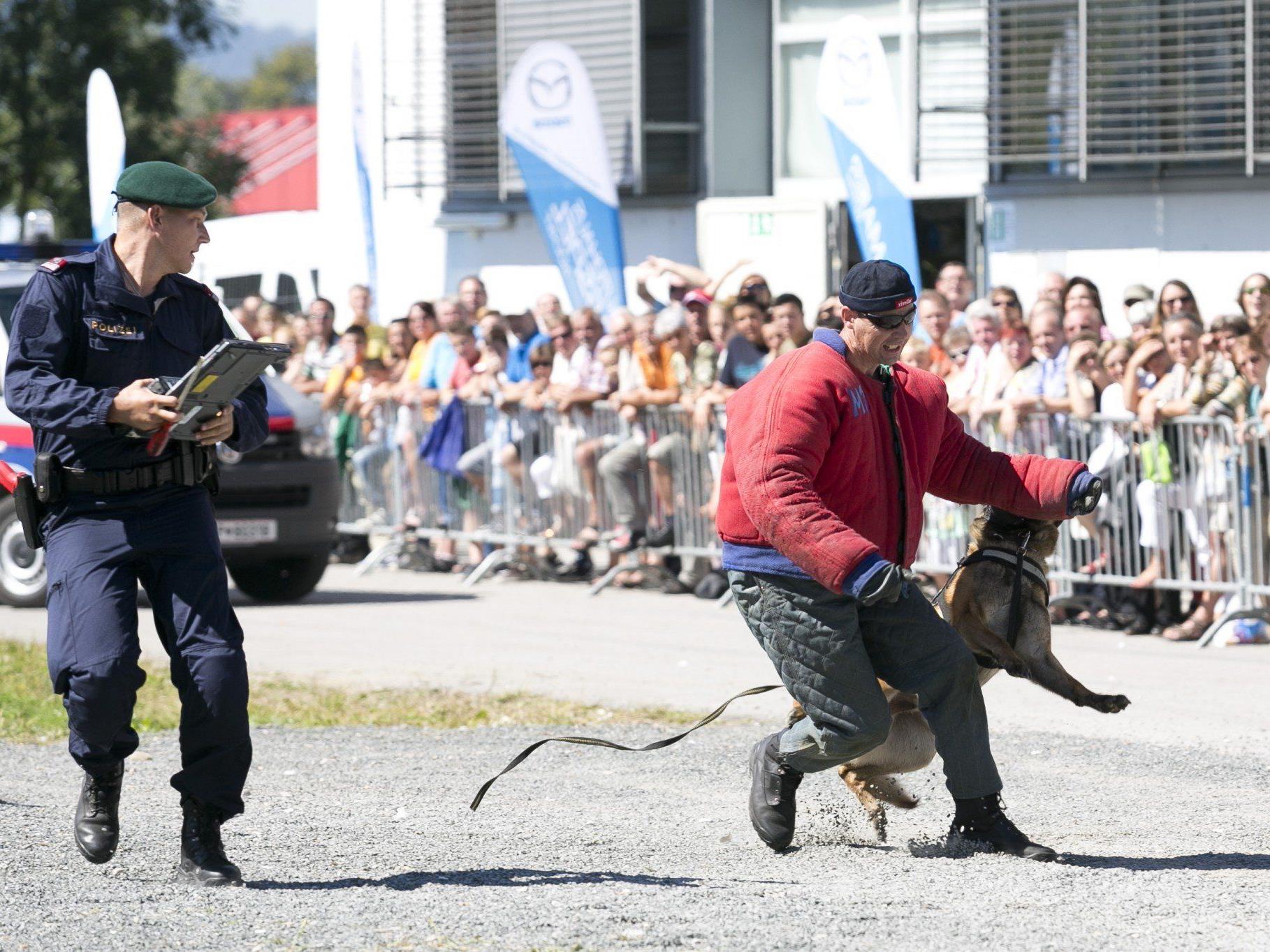Täglich um 14 Uhr findet auf der Herbstmesse eine spektakuläre Show der Hundestaffel der Polizei sowie der Cobra statt.