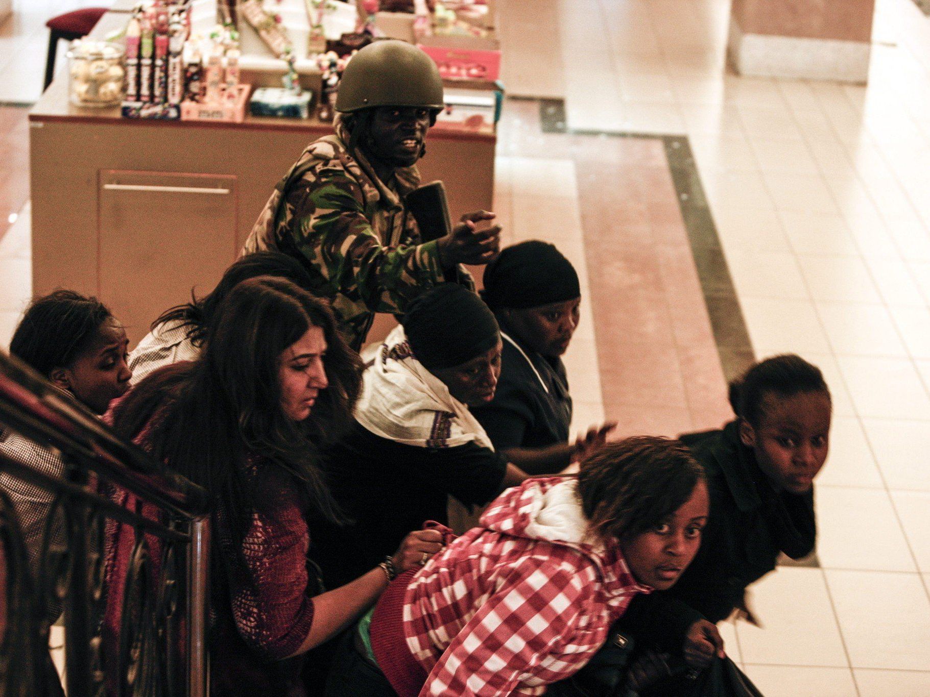 Somalische Al-Shabaab-Miliz bekannte sich zu Blutbad in Shopping Center in Nairobi. Somalische Al-Shabaab-Miliz bekannte sich zu Blutbad in Shopping Center in Nairobi.