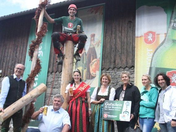 Maibaum wurde für guten Zweck gefällt